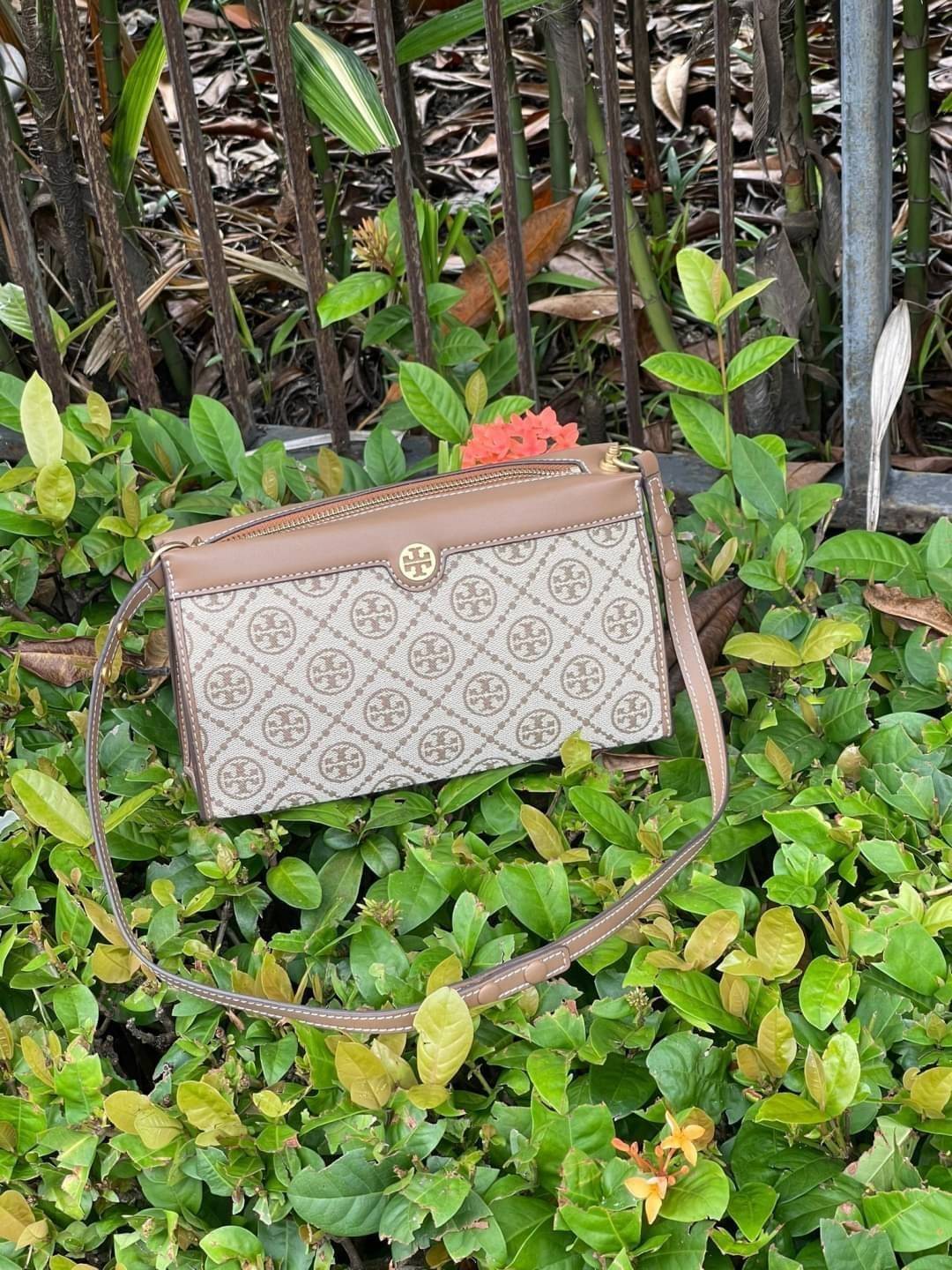 Tory burch t monogram jacquard mini pouchette ปังไม่หยุดกับลวดลาย T Monogram ที่มารังสรรค์ลงบนไอเท็มต่างๆ ในคอลเล็กชั่นต่างๆ สำหรับในรุ่นนี้มาในทรง mini pouchette ที่ได้ดีไซน์น่ารักๆแบบลุคช์ไฮโซ ที่สามารถปรับสายสั้นยาวได้ด้วยกระดุมสแน็ป ต่างออกไปกับคอลเลค