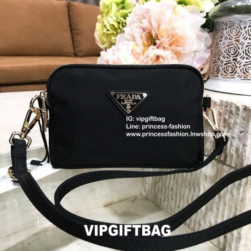 PRADA CROSSBODY BAG WITH ZIP GIFT WITH PURCHASE (GWP) กระเป๋าสะพายพรีเมี่ยมกิ้ฟ Limited Edition จากเคาน์เตอร์แบรนด์ดีไซน์เรียบหรูดูดี วัสดุ Nylon & Polyester 100% เนื้อหนาคุณภาพดีตามแบบฉบับของแบรนด์ ด้านหน้าประดับโลโก้มีช่องแบ่ง3ช่องเป็นสัดส่วนเปิดปิดด้วย