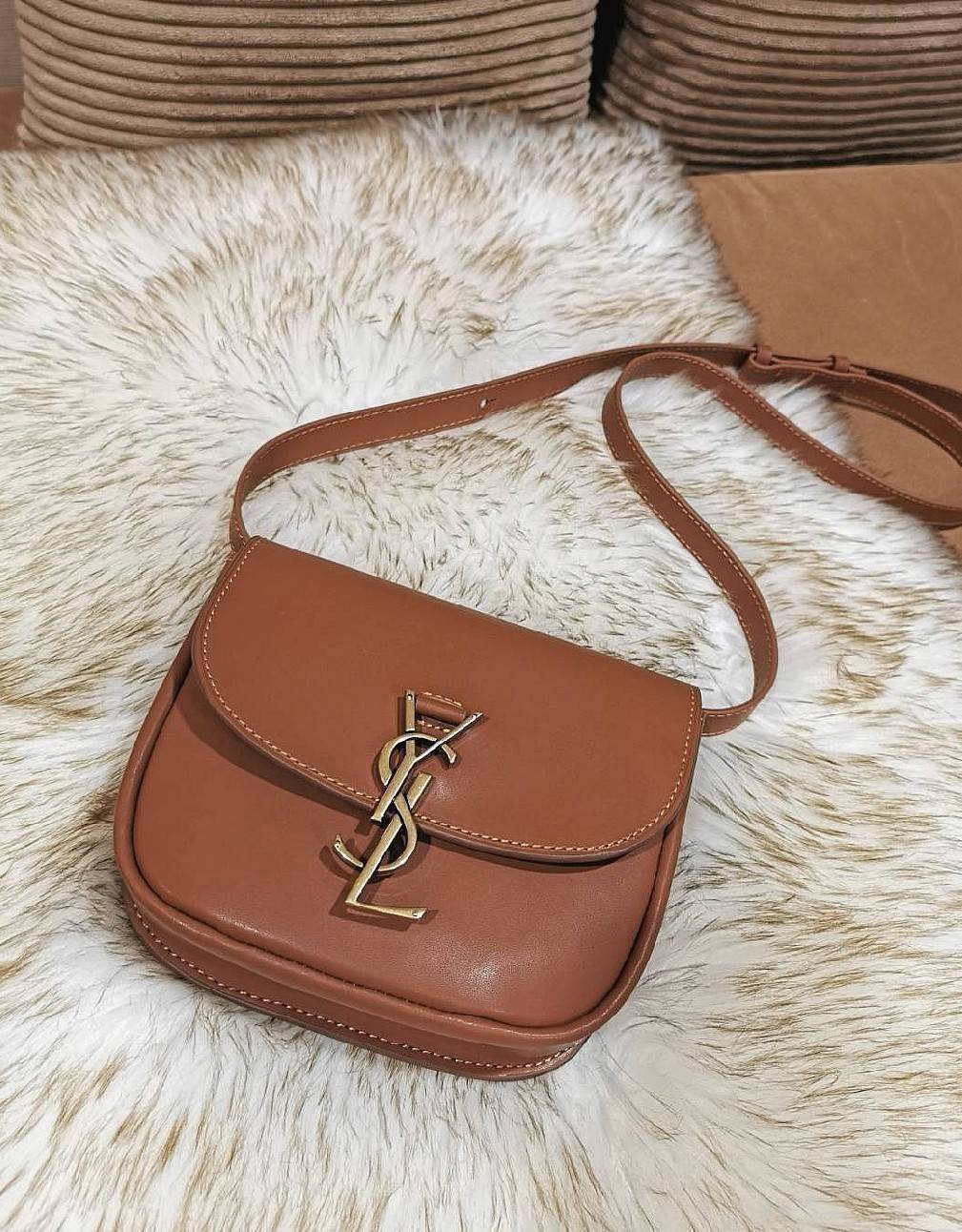 VIP 🥂 สีใหม่พร้อมส่ง! Saint Laurent Kaia Small YSL Plaque Leather Cross Body Bag / YVES SAINT LAURENT YSL BAG VIP วัสดุ Calfskin หนังเรียบอยู่ทรงเปิดปิดด้วยฝาปิดโลโก้แบรนด์อะไหล่ทอง ภายในโล่งมีโลโก้และช่องย่อยสามารถใส่มือถือของใช้จุกจิกได้เยอะ สาย