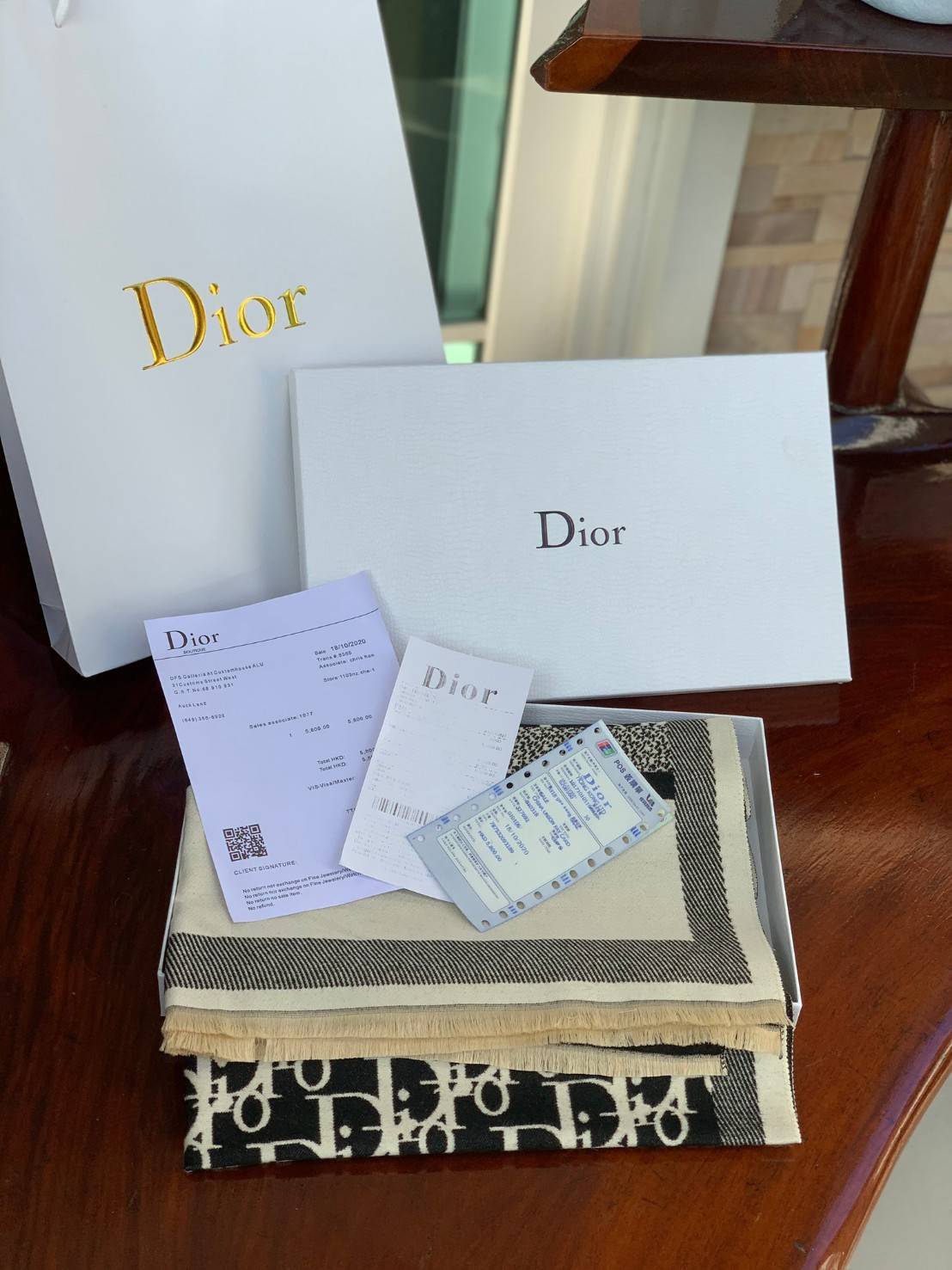 CHRISTIEN DIOR PARIS VINTAGE SILK SCARF สุดเอ็คเซ็คคลูทีฟกับแบรนด์ดังจากปารีส ด้วยงานพรีเมี่ยมกิ้ฟ ส่งมอบความรู้สึกดีๆให้กับคนที่คุณรัก ในรูปแบบผ้าพันคอและผ้าคุมไหล่ผืนใหญ่ให้ความอบอุ่น ถักทอด้วยผ้าcashmereลายวินเทจ มาพร้อมกล่องแบรนด์และถุงกระดาษกลายเป็นข