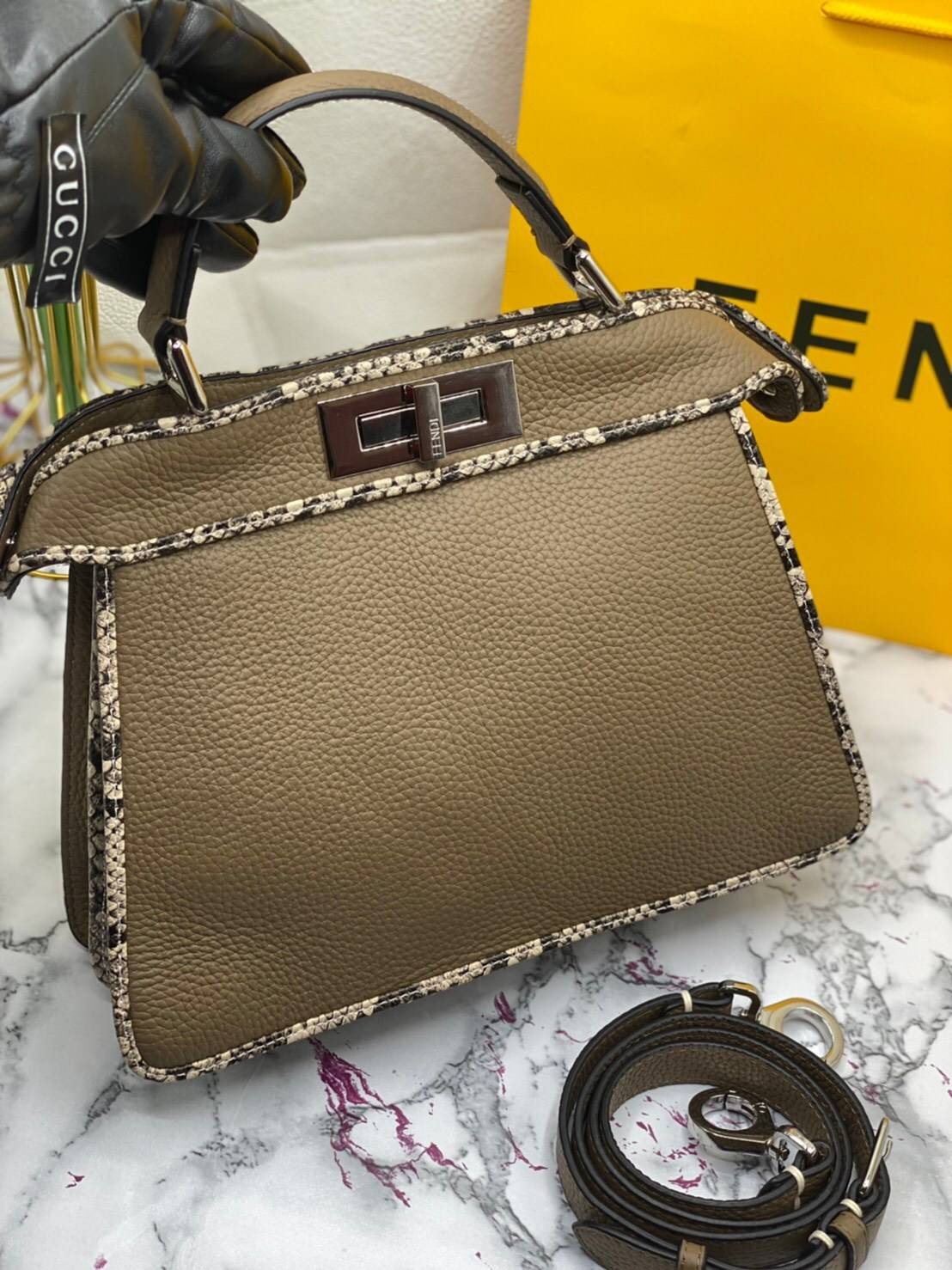 FENDI Capsule Collection Size 27cm กระเป๋าถือหรือสะพายข้างได้ หนังสวยมาก รูปแบบให้กลิ่นอายของความคลาสสิก หรูหรา มีคลาส การออกแบบที่โชว์ทั้งเอกลักษณ์ของแบรนด์และความมีสไตล์ ใช้งานง่าย จะถือหรือสะพายก็คล่องตัวทุกรูปแบบเลยค่ะ ใบจริงสวยมาก ไม่ควรพลาดด้วยประกา