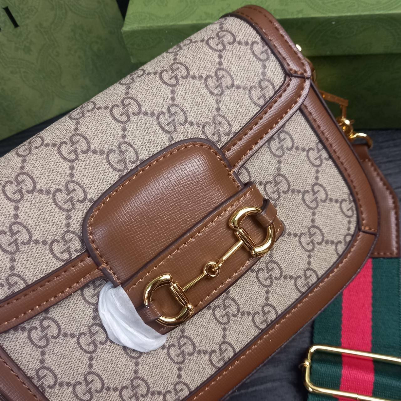 GUCCI HORSEBIT 1955 MINI BAG กระเป๋า crossbody รุ่นฮิต สุดหรูหรา คลาสสิค จุของสำคัญได้เยอะ มาพร้อมสายสะพายยาว 2 เส้น สามารถ ปรับระดับได้ ถอดออกได้ รุ่นนี้ใช้งานดีมาก บอกต่อกันถึงที่สุด ใช้ได้ทุกโอกาส เป็นอีกรุ่นที่โดดเด่นมากๆ