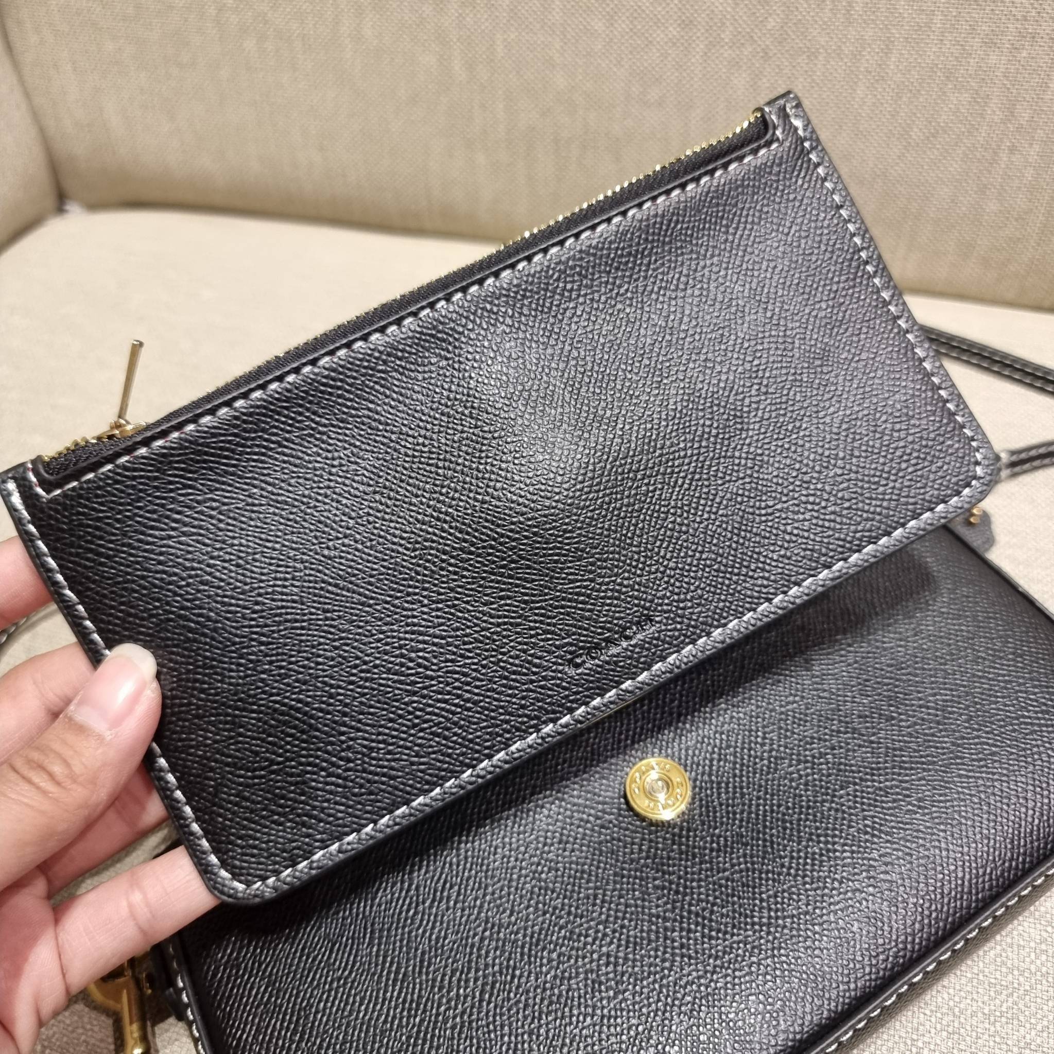 COACH C8439 WYNN CROSSBODY ใหม่ล่าสุด พร้อมเสิร์ฟความหรู ดูดีแบบน้อยแต่มาก กระเป๋าสะพายครอสบอดี้ ที่ซ่อนดีเทลดีงาม มีช่องเสียบบัตรแยกใช้ได้ หรือจะใส่ไว้ในกระเป๋า เพื่อแบ่งสัดส่วนให้ดูน่าใช้ วัสดุหนังวัวลายเกรน เส้นคมสวย เปิด-ปิดด้วยกระดุมแม่เหล็ก สะดวกใช้