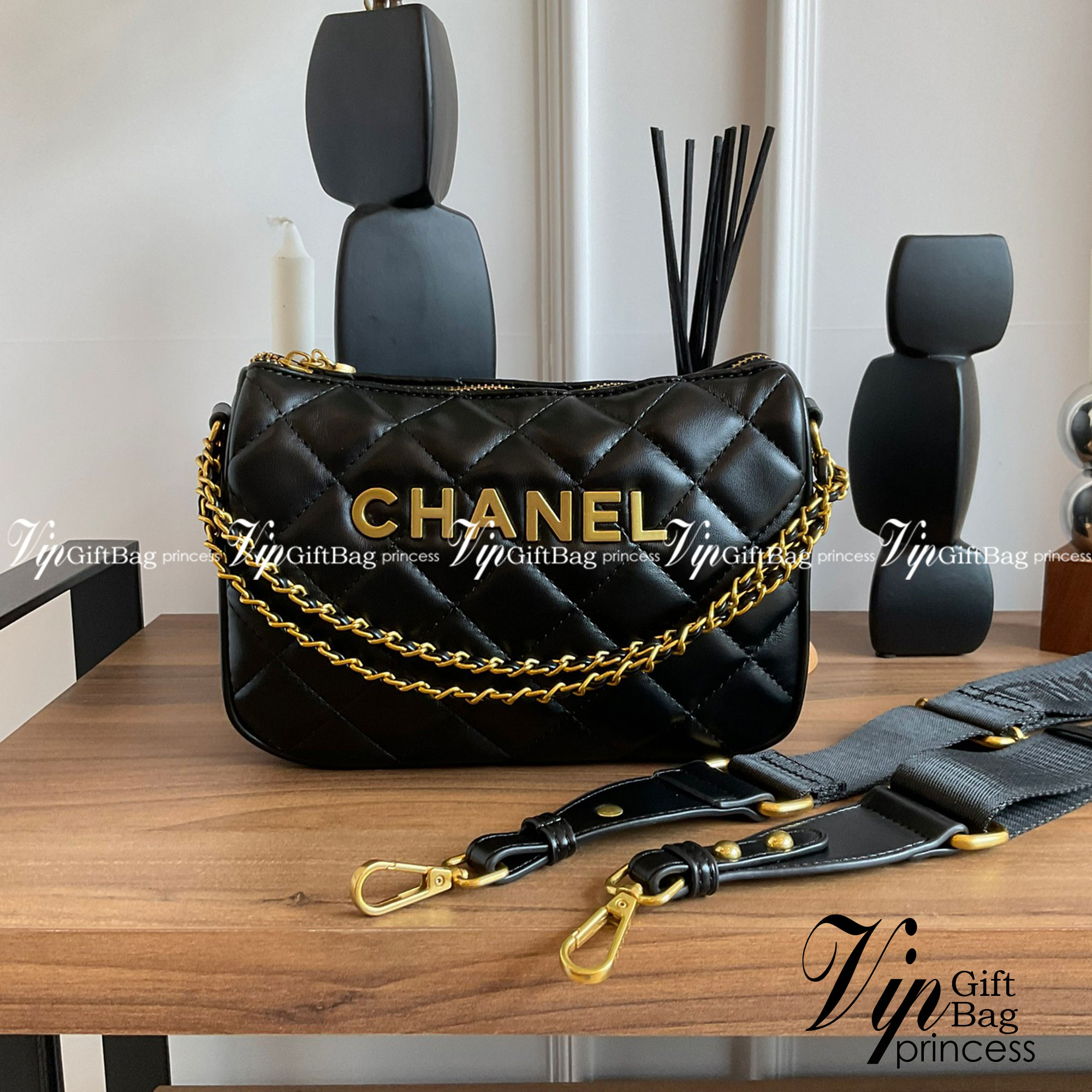 Chanel Crossbody bag black / CHANEL VIP GIFT CROSSBODY BAG กระเป๋าทรงสะพายข้าง ที่กำลังมาแรงมาในตอนนี้ ตัวกระเป๋าเป็นหนังพียูพรีเมี่ยม อะไหล่ทองวินเทจทั้งใบ ด้านหน้าประดับโลโก้แบรนด์ เปิดปิดด้วยซิปยาว ด้านในใส่กระเป๋าสตางค์ได้ถึงใบกลาง สามารถเป็นได้ทั้งกร