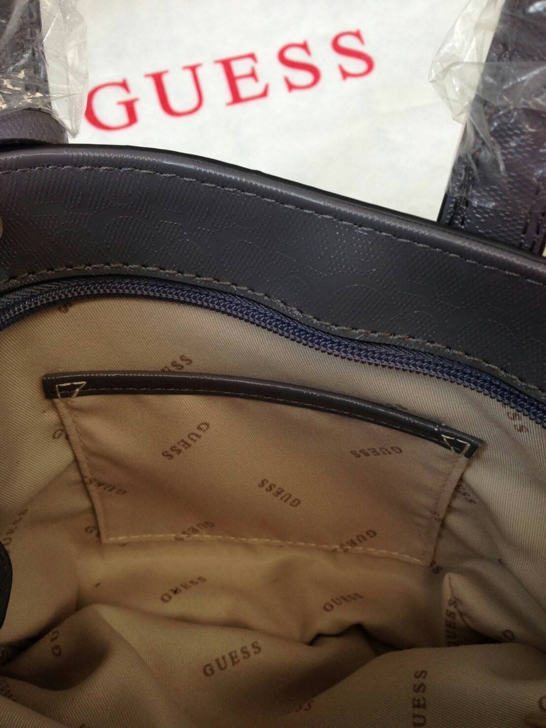 GUESS DELANEY SAFFIANO MINI CROSSBODY BAG WITH STAR กระเป๋าถือหรือสะพาย GUESS FACTORY วัสดุหนังลาย Saffiano ประดับอะไหล่เงินรูปดาวสุดชิค ขนาดกำลังดี น้ำหนักเบา ด้านหน้าประดับ logo พร้อมกับ พวงกุญแจ Signature แบรนด์ที่หูหิ้ว ถอดเเยกใช้ได้ เปิดปิด ด้วยซิป ภ