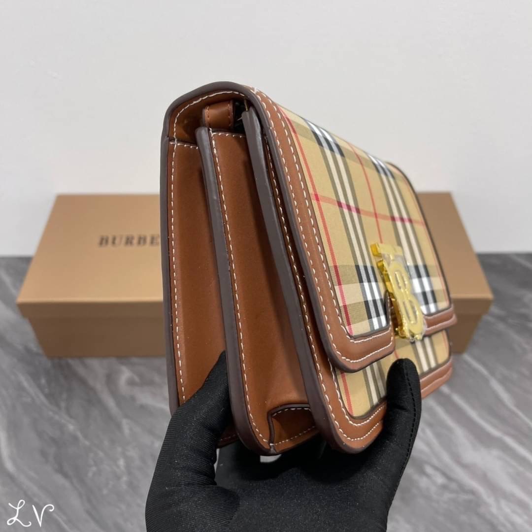 BURBERRY FRAGRANCES CROSSBODY BAG / BURBERRY SMALL CHECK CANVAS AND LEATHER TB BAG เบสท์ไอเท็ม!! คอลเลคชั่นที่ปังตลอดปี รอบนี้ออกแบบสไตล์ผู้ดีอังกฤษ