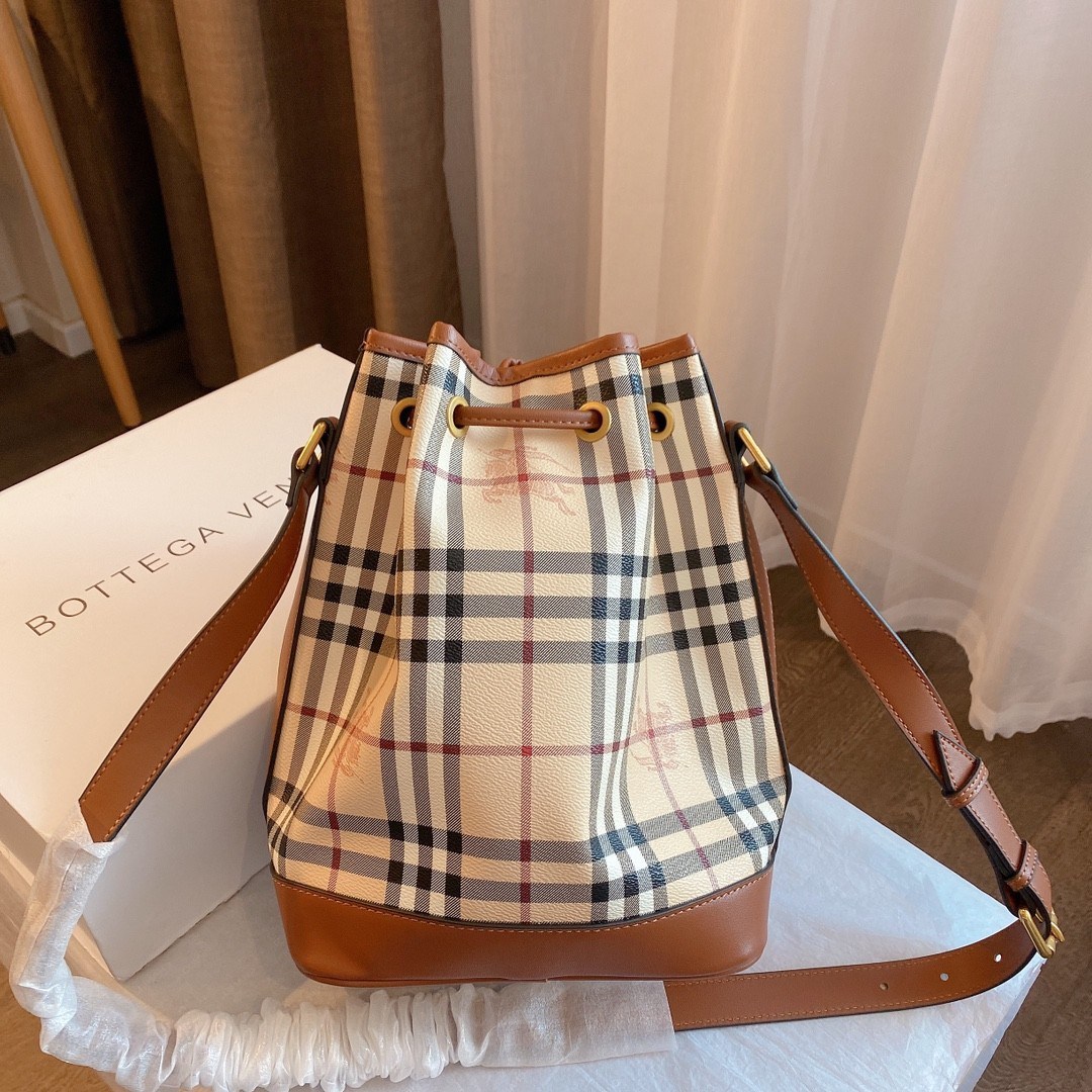 BURBERRY VINTAGE LEATHER BAG งานพรีเมียมกิ้ฟท์เคาเตอร์ น้ำหอมจากแบรนด์ วัสดุหนัง PVC