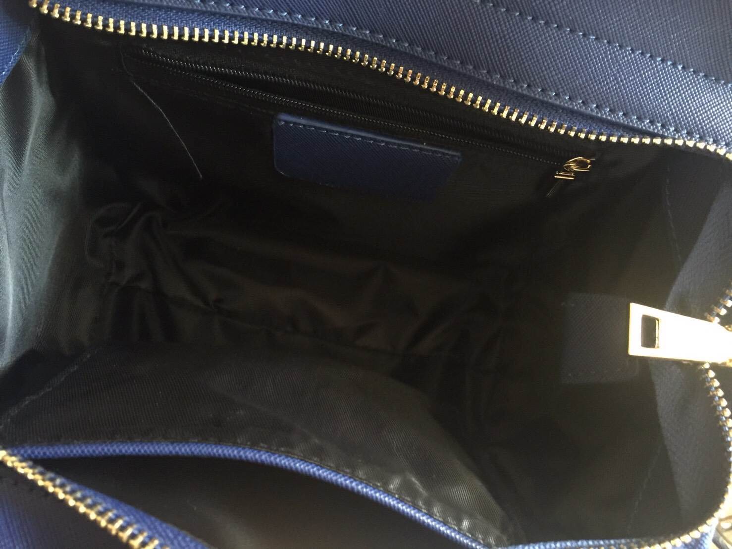 รุ่นใหม่ล่าสุดเลยห้ามพลาดน๊า !!! สาวๆ ที่กำลังหากระเป๋าเสะพาย เบาๆ ดีไซด์เก๋ๆ ขนาดกำลังดี แนะนำใบนี้เลยน๊า จากแบรนด์ KEEP =>> ตัวกระเป๋า เป็นหนัง saffiano ตัวเดียวกันกับ prada เลยค่า =>> น้ำหนักเบา จุเยอะ ดีไซด์ ทันสมัย เข้าได้กับทุกชุด =>&