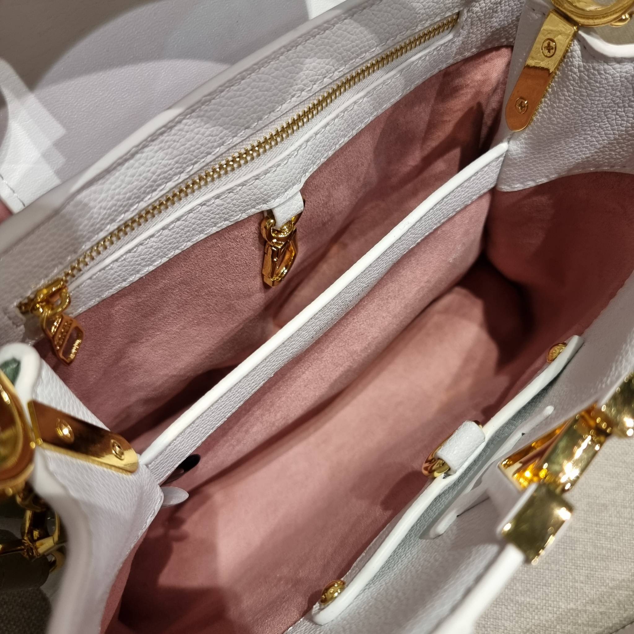 LV capucines top handle ที่สุดของความสวยในราคาเบาๆ กระเป๋าถือสุดหรู ดีไซน์ทรงคลาสสิค พร้อมลวดลายหรูหรา มาพร้อมหูจับในตัว ด้วยรูปทรงวินเทจและวัสดุหนังแท้ ขับผิว ทำให้ไอเท็มนี้สะกดทุกสายตาจริงๆ และยังมีลูกเล่นที่ฝาปิดกระเป๋า ที่สามารถปิด หรือสอดด้านใน ก็เห็