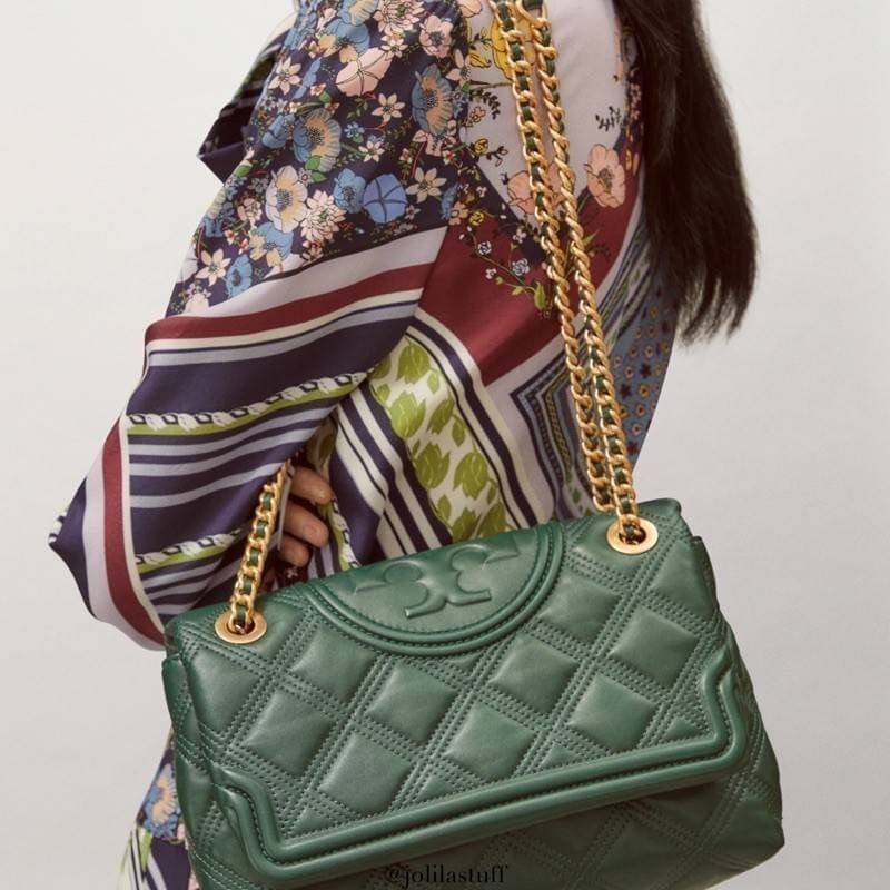 TORY BURCH FLEMING SOFT CONVERTIBLE SHOULDER BAG รุ่นหายากที่สาวๆตามหา มาพร้อมเสิร์ฟความสวยถึงบ้านไปเลยจ้า รอบนี้คัดสีสวยๆมาให้ได้ช้อปกันอย่างจุใจไปเลย กระเป๋าสะพายไหล่ หนังแท้นิ่มเต็มใบ สวยหรูดูแพง เปิด-ปิดด้วยตัวกดล็อคแน่นหนา สายสะพายในตัวปรับใช้ได้ 2 แ