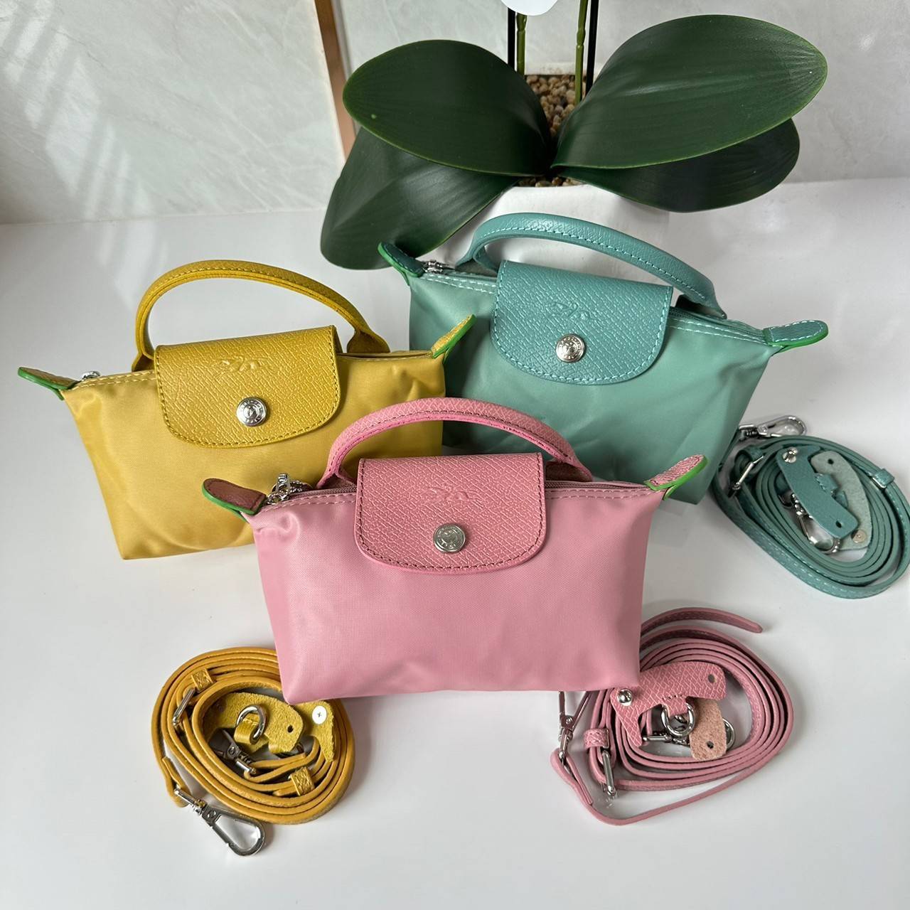 LONGCHAMP LE PLIAGE ORIGINAL Pouch with handle กระเป๋าใบเล็กขนาดกระทัดเหมาะกับใส่ของจำเป็นจุกจิก