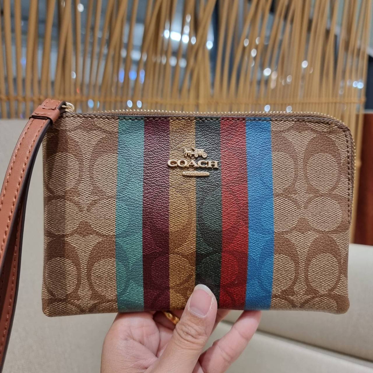 COACH C5624 LARGE CORNER ZIP WRISTLET IN SIGNATURE CANVAS WITH STRIPE สีใหม่กับคอลเลคชั่นที่ปังข้ามปี ฮิตไม่เลิก!! กระเป๋าคล้องมือ ดีไซน์ลายแถบสี สดใสน่าใช้มาก!! ขนาดเหมาะพกพา วัสดุหนังแคนวาส ภายในใส่ธนบัตร หรือใส่บัตร ใส่เหรียญ ได้หมด!! iphone13 pro ใส่ไ