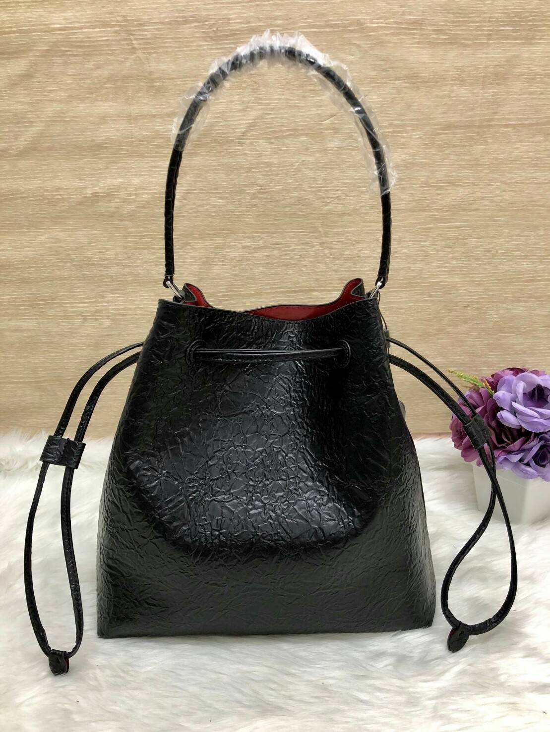 CHARLES & KEITH BASIC DRAWSTRING SHOULDER BAG 2018 กระเป๋าถือหรือสะพายไหล่ วัสดุหนัง ทรงขนมจีบ ขนาดกำลังน่ารัก น้ำหนักเบา, ด้านหน้าปั๊มโลโก้แบรนด์ เปิดปิดแบบสายรูดปากกระเป๋าแบบหูดรูด ภายในกระเป๋าโล่ง และกว้างมากทีเดียว จุเได้เยอะเลยค่ะ มาพร้อมสายยาวแบบถอด