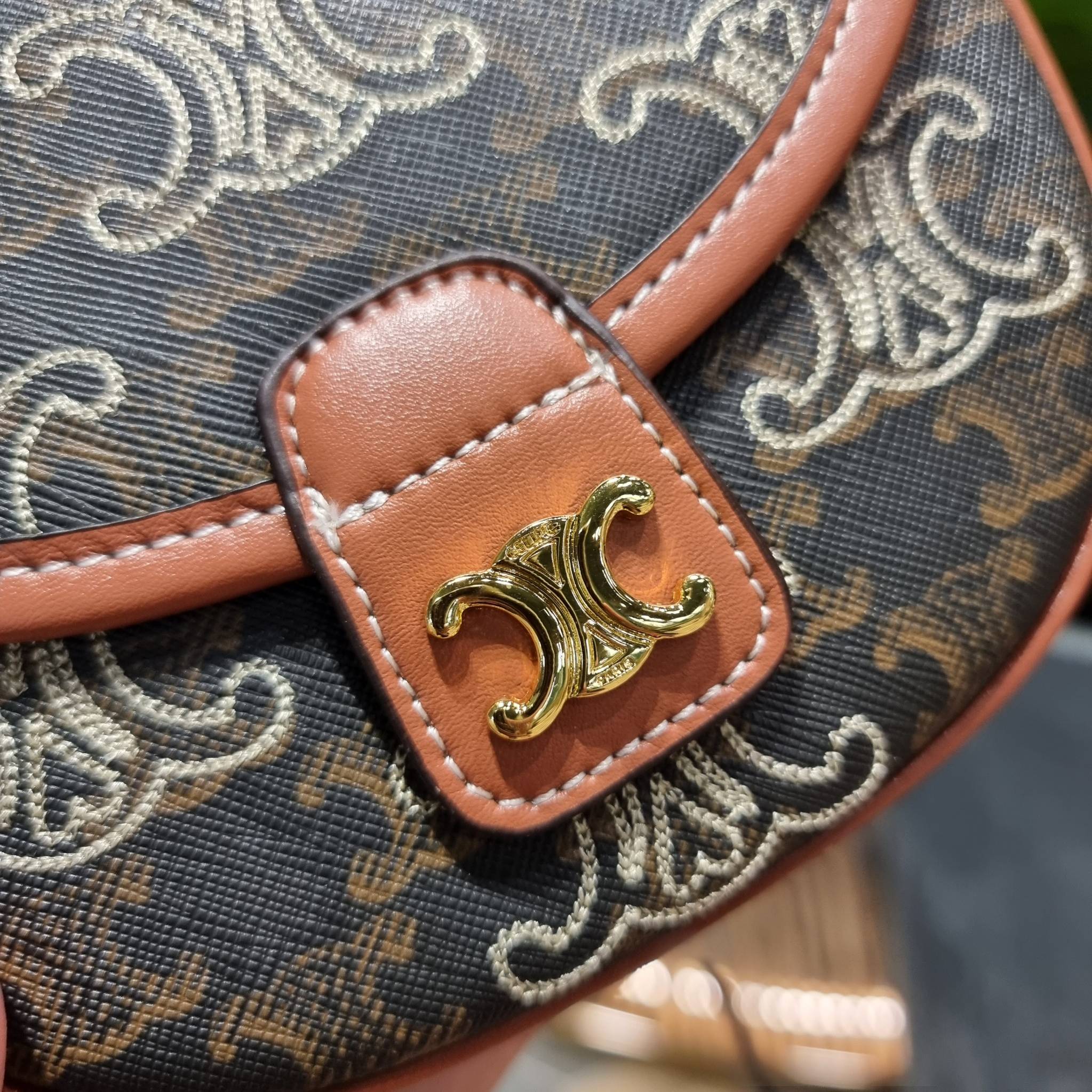 VIP 🥂 CELINE MINI BESACE IN TRIOMPHE CANVAS WITH TRIOMPHE HEART EMBROIDERY ใหม่พร้อมเสิร์ฟแบบไม่ต้องรอใคร!! กับกระเป๋าสะพายข้าง ที่เห็นแล้วต้องรัก ด้วยรูปทรงที่คลาสสิคแฝงความหรู ขนาดกำลังน่าใช้ โลโก้ลายปัก ดีเทลเดินด้ายรูปหัวใจ คละรอบใบ วัสดุหนังแ