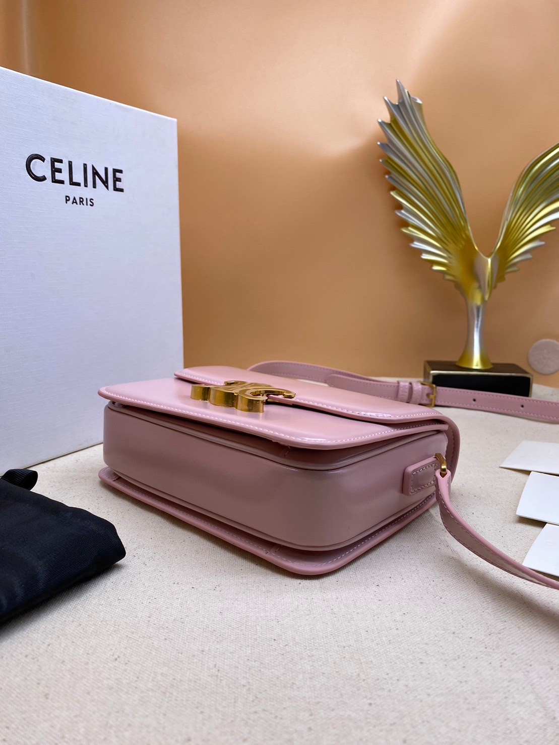 TEEN 18cm : CELINE TEEN TRIOMPHE BAG IN SHINY CALFSKIN / Celine Triomphe Bag / Celine Bag พร้อมส่ง 7 สี เกรดออริ 1:1 กระเป๋าแบรนด์หรูที่ควรมีแห่งปี รูปทรงสี่เหลี่ยมรุ่นฮอตฮิตของเหล่าดาราและเซเลบทั้งหลาย ดีไซต์เรียบหรู