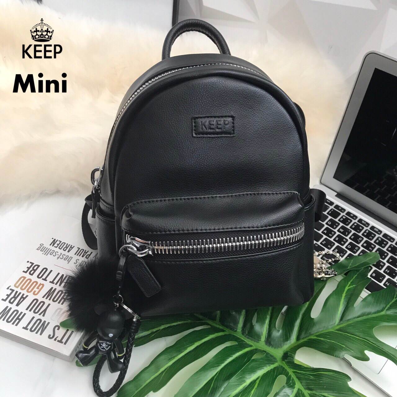 KEEP รุ่น Leather classic backpack >กระเป๋า หนังเนื้อดี นิ่มมาก ลายหนังชัด ทนทานคะ >น้ำหนักเบา ดีไซด์ ทันสมัย เข้าได้กับทุกชุด >สายสะพายเป็นหนังอย่างดี ด้านหน้าและด้านข้างประดับหมุด ด้านข้างมีช่องไว้ใส่ของได้ >ภายในตัวกระเป๋ามีช่องเก็บของจุกจิ