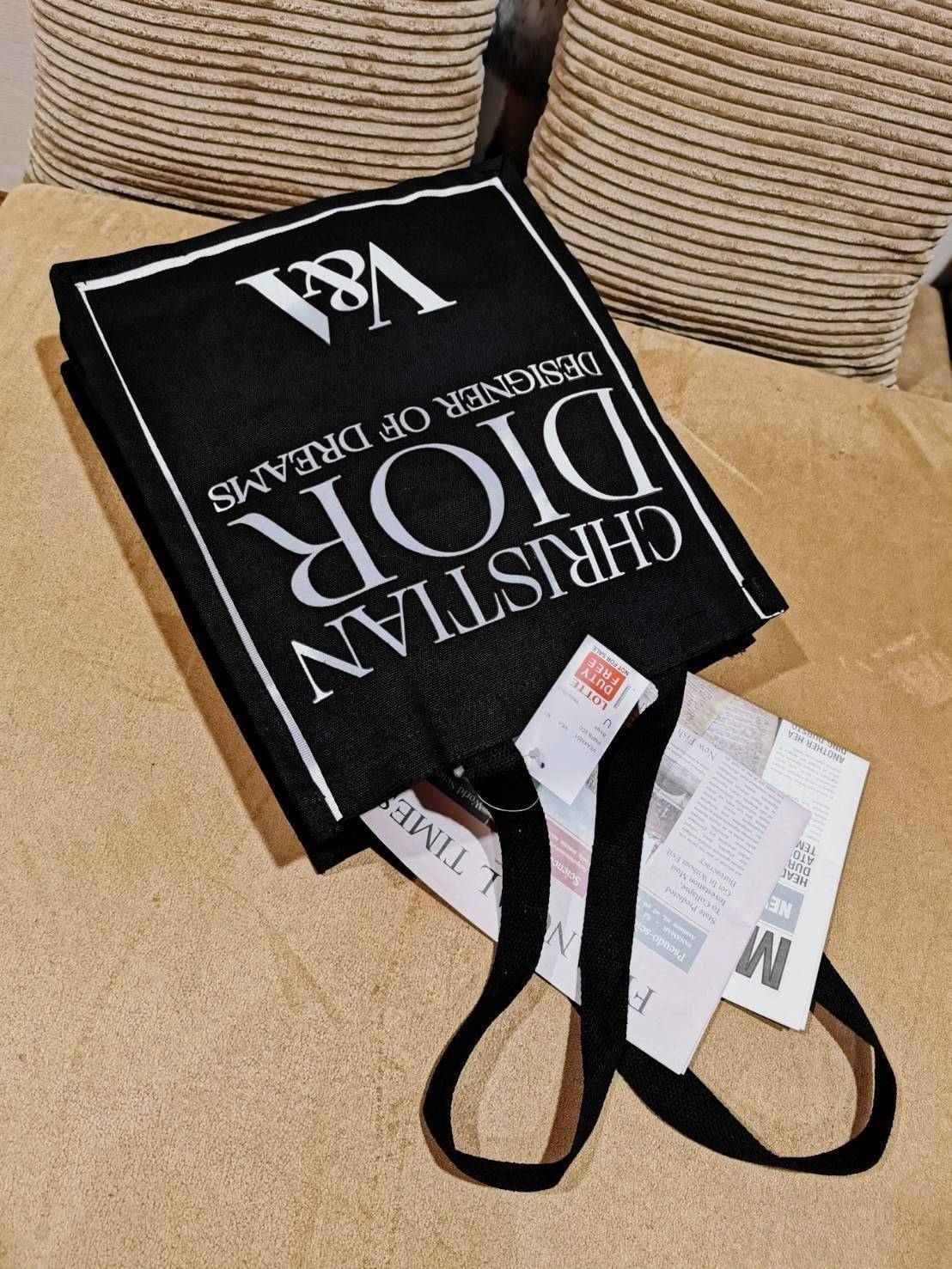 Christian Dior Quote Tote Bag x V&A Gift With Purchase (GWP Event Exhibition) กระเป๋าทรง Shopping Bag พรีเมี่ยมกิ๊ฟรุ่นยอดนิยม item สุด Hit สุด Hot ดารา Celeb ทั้งไทยและ Hollywood แนะนำสุดๆจาก Christian Dior รุ่นนี้ Limited Edition จาก Designer of Dreams 