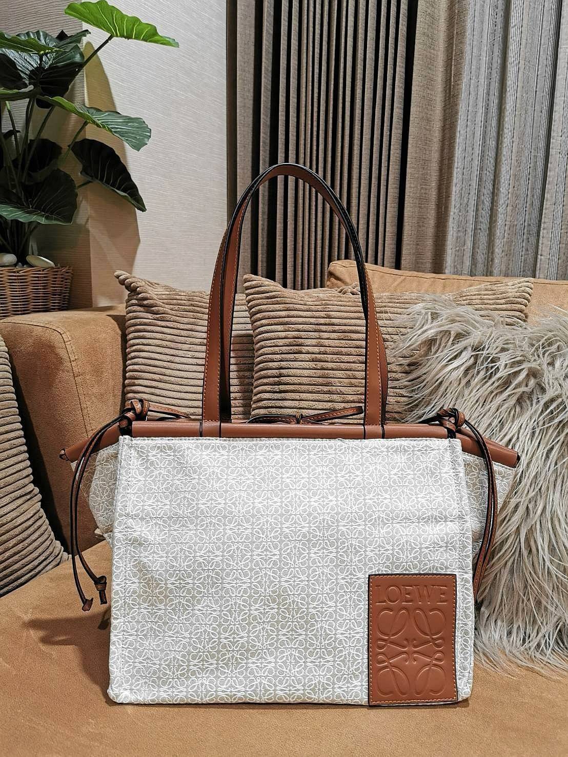 พร้อมส่งความสวยห้ามพลาดค่ะ! 🎉NEW ARRIVAL! LOEWE TOTE BAG VIP GIFT WITH PURCHASE (GWP) Limited Edition จาก "LOEWE PERFUME DUTYFREE" คอลเลคชั่น Loewe Anagram วัสดุ Canvas & Leather ใบใหญ่ น้ำหนักเบา ภายในโล่งกว้างและจุ ใส่เอกสารA4 เสื้อผ้า