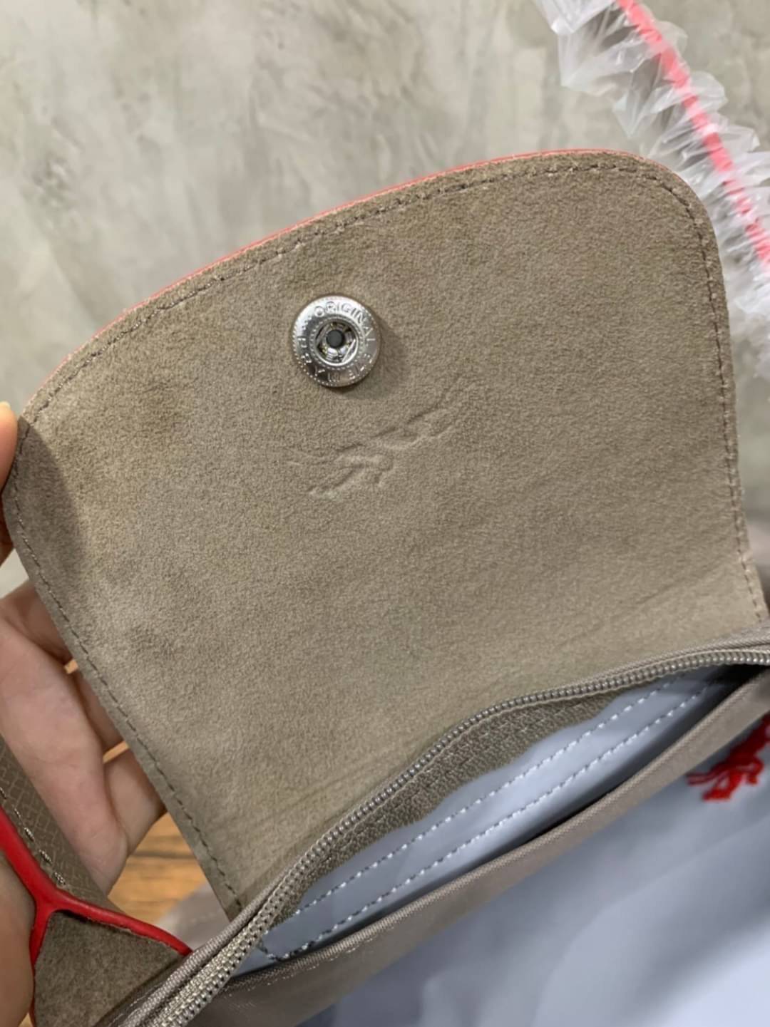 Longchamp LE PLIAGE Club (พร้อมส่ง 8 สี) TOTE BAG S กระเป๋ารุ่นยอดนิยม ที่สาวๆ ต้องมีไว้เก็บไว้สักใบ ด้วยตัวน้ำหนักกระเป๋า Longchamp เบาแสนเบา แต่จุของได้เยอะมาก สำหรับลุคทางการกึ่งลำลอง แฝงความสบาย ยามเดินทาง จุดเด่นอย่างหนึ่งของ กระเป๋าก็คือ สามาถพับเก็