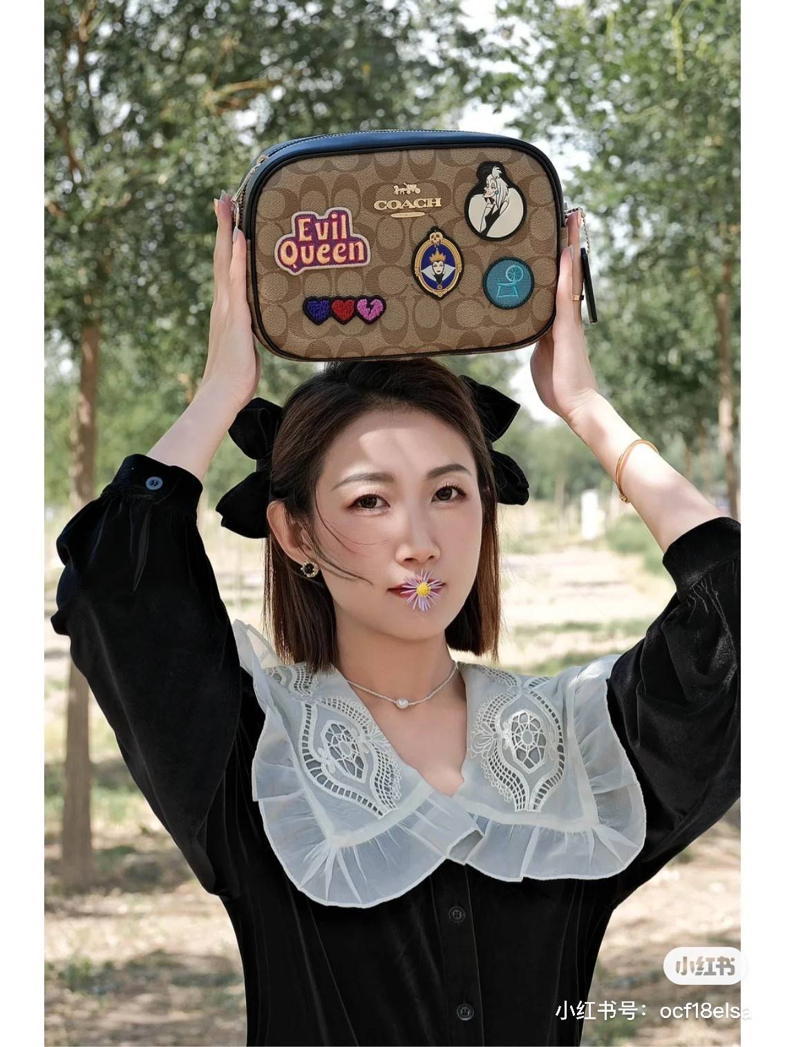 Coach Disney X Coach Jamie Camera Bag In Signature Canvas With Patches CC151 คอลใหม่ เอาใจสายยัยตัวร้าย ดีไซน์รวมเหล่าตัวแสบจากดิสนีย์ กับกระเป๋าสะพายข้าง สวยอยู่ทรง โดดเด่นด้วยลวดลายบนผืนหนัง วัสดุหนังแคนวาสตัดสลับหนังแท้ เปิด-ปิดด้วยซิป ใช้งานง่าย ดูผู้