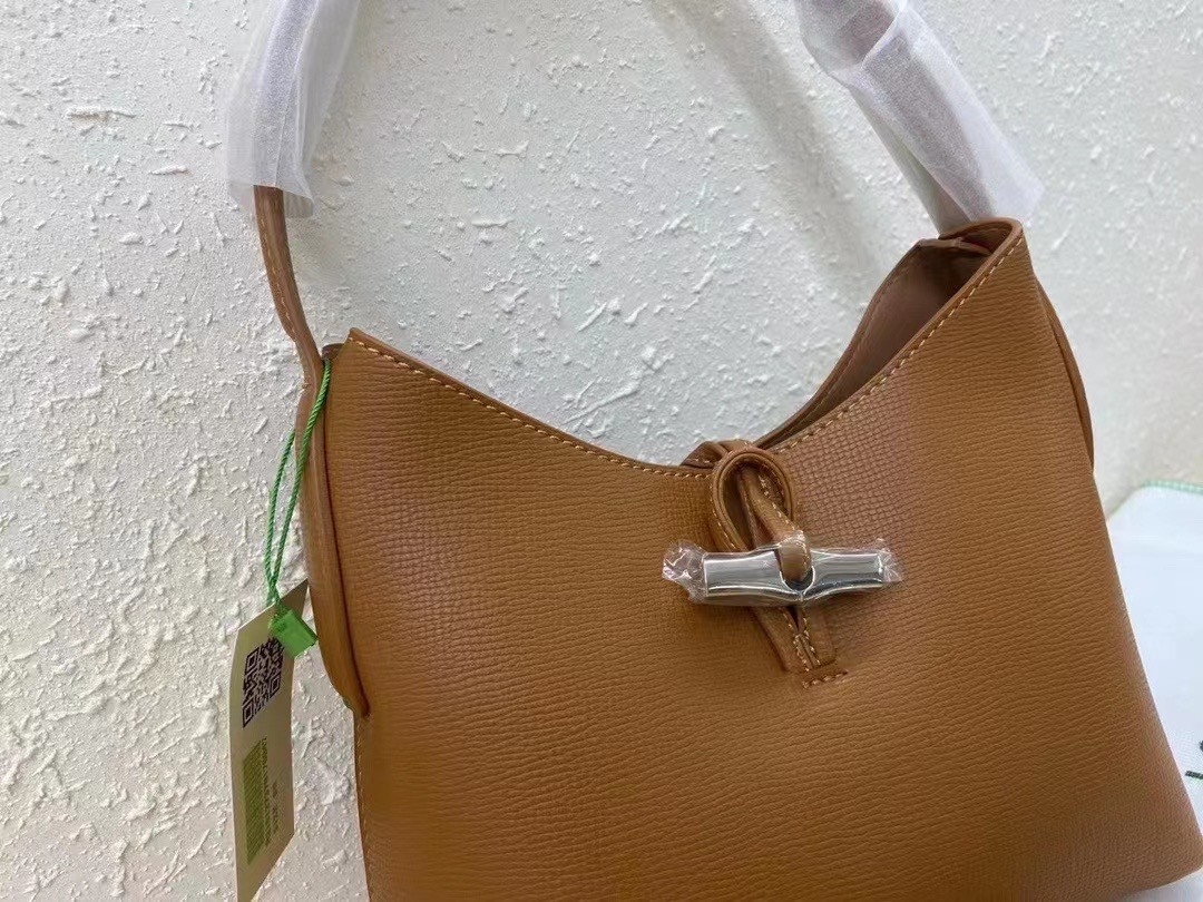 LONGCHAMP ROSEAU Hobo bag กระเป๋าสะพายไหล่ขนาดเล็ก วัสดุหนังวัว อะไหล่เงิน เป็นการผสมผสานสไตล์ที่เรียบง่าย Roseau อันเป็นสัญลักษณ์ใหม่ทั้งหมด เรียบง่าย สะดวกใช้ ประดับด้วยเข็มกลัดไม้ไผ่อันเป็นสัญลักษณ์ของแบรนด์ เรียบหรู แต่ดูดี ในแบบฉบับของ Longchamp ห้าม
