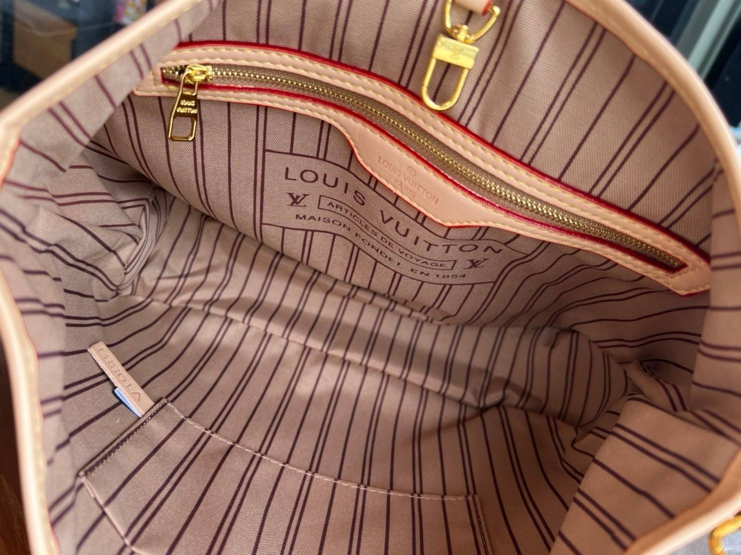 Louis Vuitton Monogram Delight Canvas กระเป๋าสะพายข้างทรงสูงใบใหญ่หนังแกะสังเคราะห์ หูหิ้วปั้มโลโก้ ด้านในมี1ช่องซิป 1ช่องใส่ของจุกจิ๊ก อะไหล่ทองหรูหรา มีสายยาว ถอดสายได้ ปรับระดับได้ จุของได้เยอะ หรูหรา สวยงาม เหมาะกับทุกโอกาศ ต้องมีติดตู้ห้ามพลาดเลยค่า