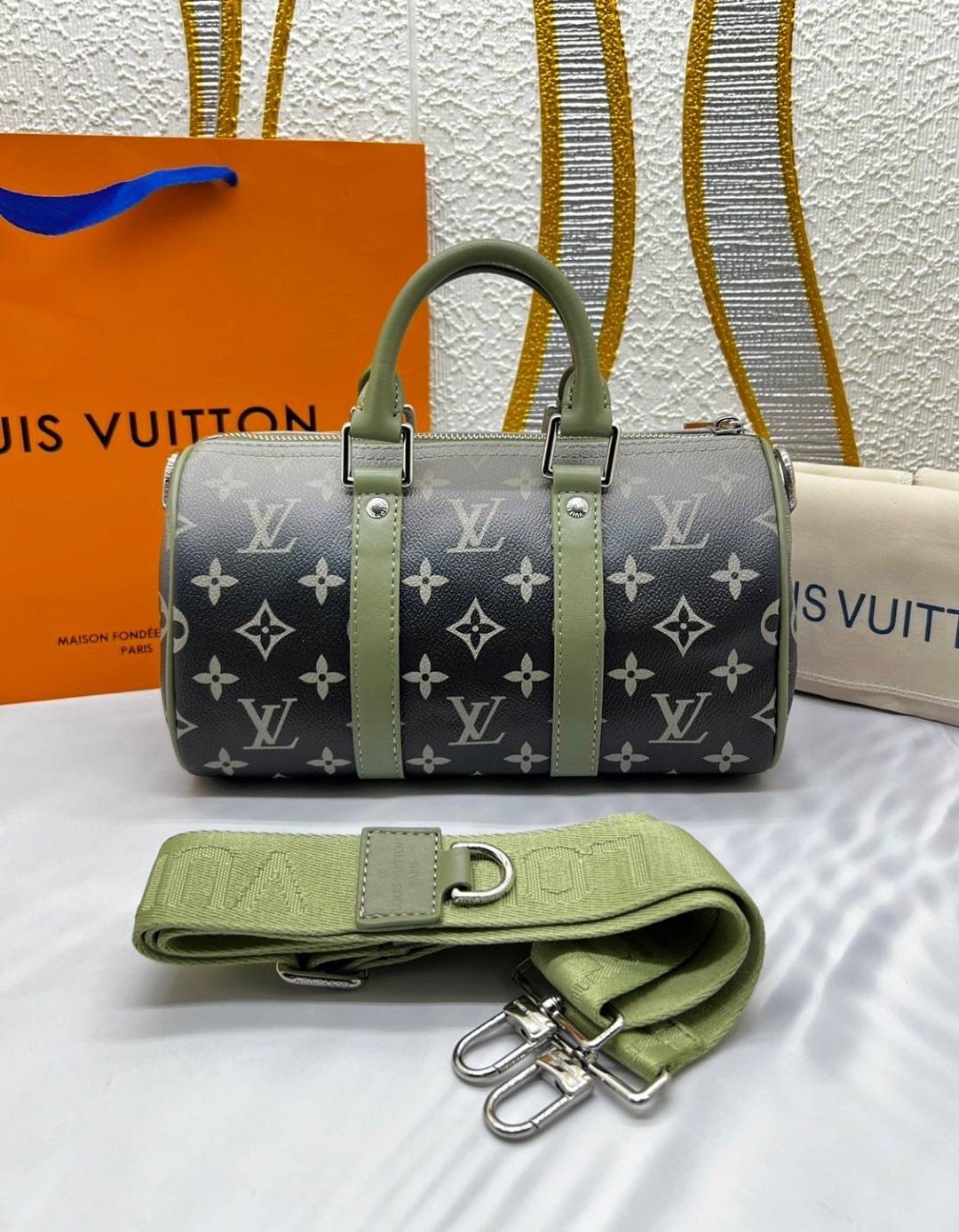 LV Keepall Bandoulière 25 Bag Khaki green Monogram Gradient กระเป๋าสะพายรุ่นใหม่ เพิ่มลูกเล่นใหม่สีเขียวกากีไล่เฉดสี พิมพ์ลายโมโนแกรม สวยเท่คลาสสิกก่อนใคร