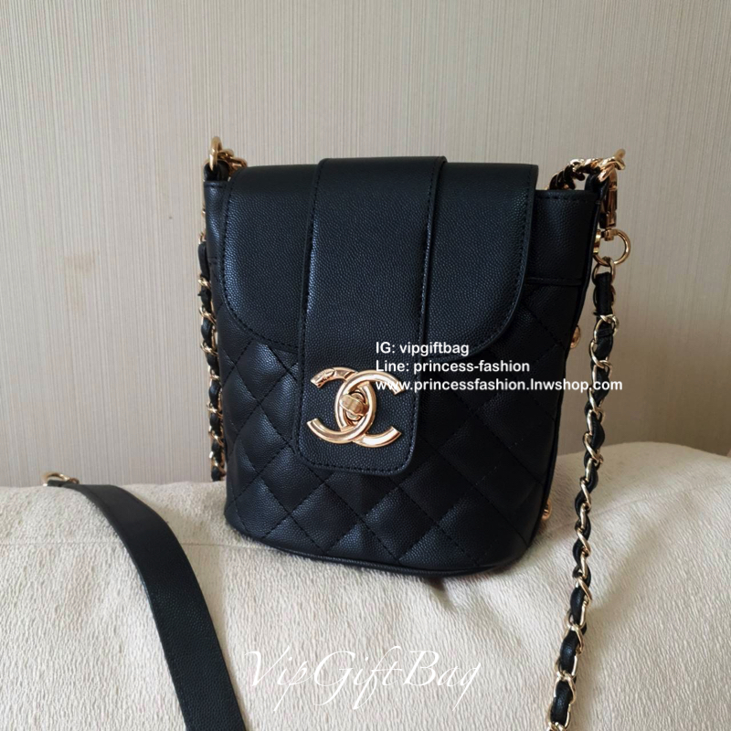 รุ่นใหม่ล่าสุด ตามคำเรียกร้อง!! **สวยหรูคลาสสิค CHANEL VIP GIFT CROSSBODY BAG งาน CHANEL VIP GIFT ของแท้ 100% จากเคาเตอร์แบรนด์ CHANEL ทรงสวย ขนาดกำลังดี วัสดุหนัง CAVIER เปิดปิดด้วยกระดุมหน้าแบบบิดปลอดภัยหายห่วง ด้านในมีซิปอีกชั้น อะไหล่ทอง หัวซิปปั้มแบร