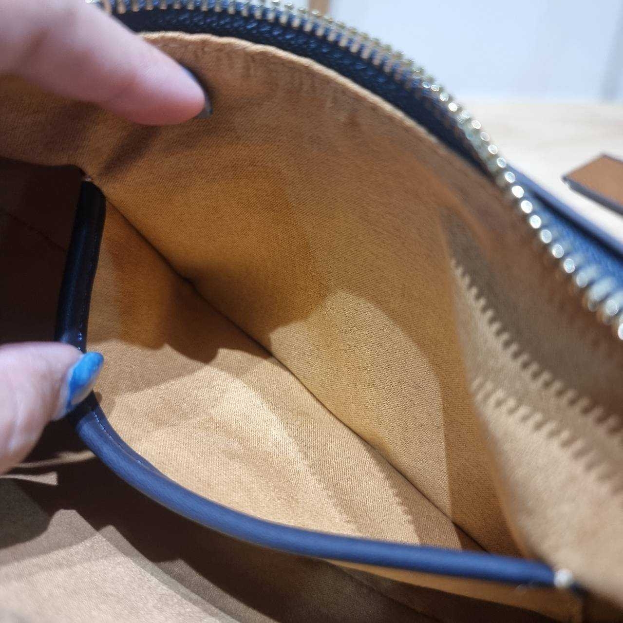 TORY BURCH T MONOGRAM CRESCENT BAG คอลเลคชั่นใหม่มาแรง! สมแก่การรอคอยในสไตล์ทีโมโนแกรมอันเป็นเอกลักษณ์ รูปทรงสวยโดดเด่น สะพายง่ายคล่องตัว