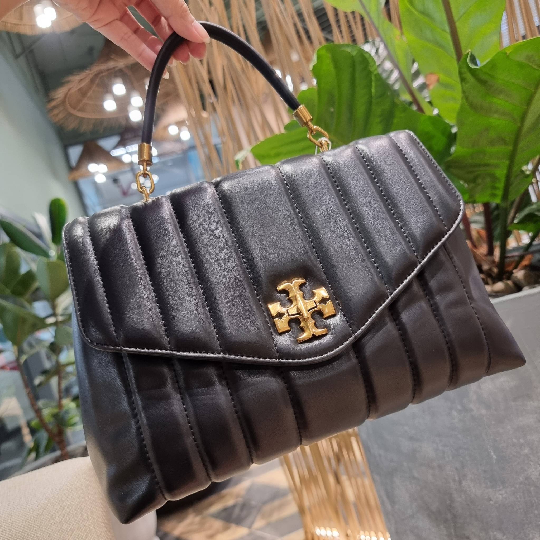 TORY BURCH KIRA QUILTED LARGE SATCHEL ใบใหญ่กับคอลที่ปังไม่ไหว พร้อมเสิร์ฟสีคลาสสิค กระเป๋าถือ/สะพาย ทรงสวย ดูแพง ดูหรู!! หนังแท้ ดีไซน์บุนวม เส้นคมสวย วัสดุหนังแกะ สัมผัสดีงาม นิ่มมือ เปิด-ปิดด้วยอะไหล่บิดล็อค ภายในเป็นช่องโล่ง มีช่องซิป ใส่ของได้แน่นๆ ม