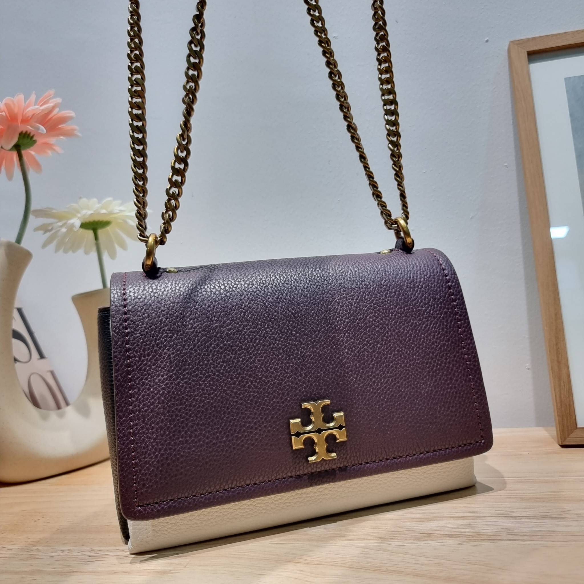 TORY BURCH LIMITED-EDITION SHOULDER BAG รุ่นลิมิเต็ด กับกระเป๋าสะพายไหล่ทรงผู้ดี ที่ผลิตมาในจำนวนจำกัด โดดเด่นด้วยอะไหล่ทองคลาสสิคหรูหรา