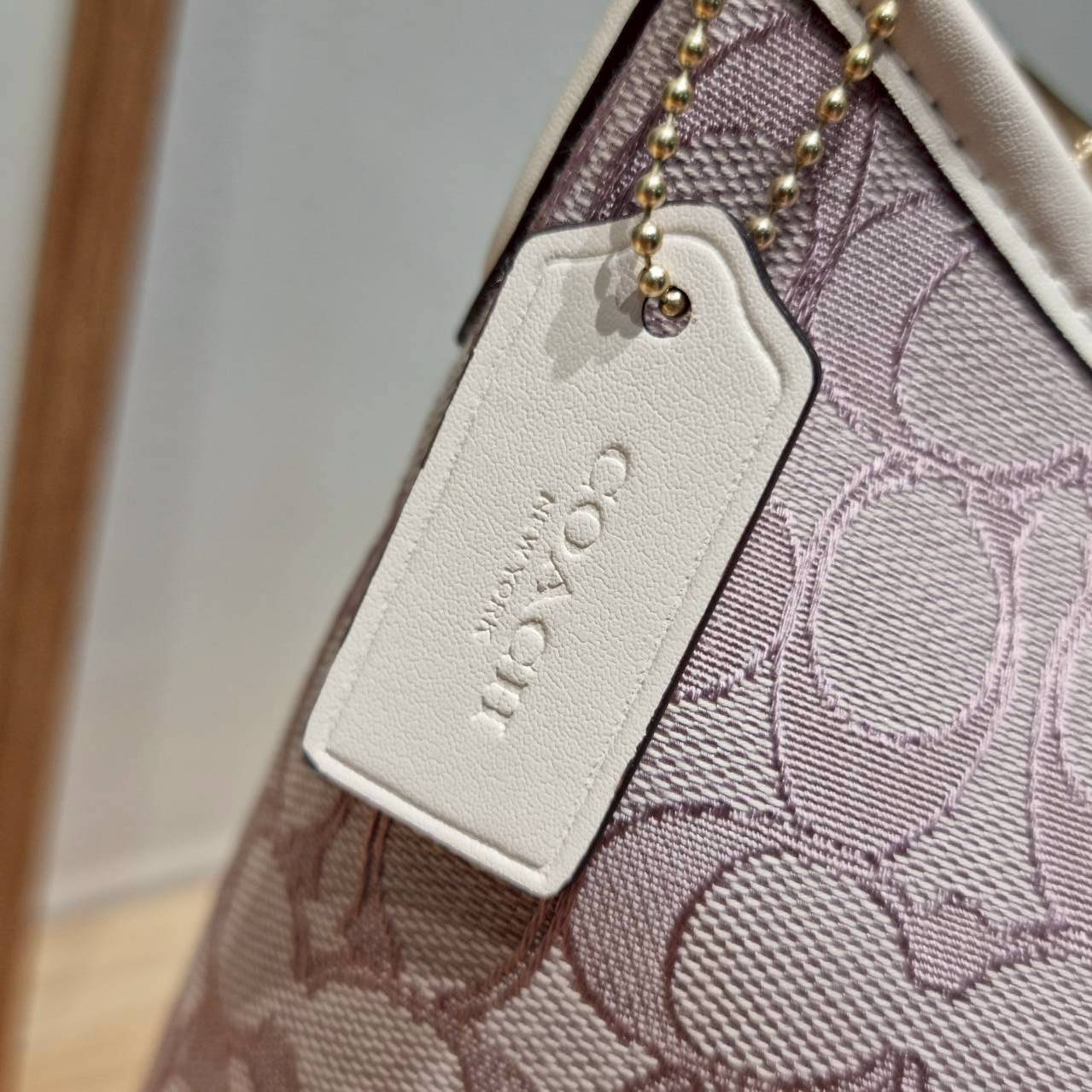 ORI หนังแท้ | Coach Laurel Signature shoulder bag กระเป๋าสะพายทรงโท้ท มาใหม่ในโทนสีน่ารักสุดจะคิวท์ มีให้ทั้งสายคล้องไหล่ และสายสะพายข้าง ใช้แมทช์ได้กับทุกลุคทุกสไตล์ ภายในเป็นช่องโล่ง มีซิปและช่องย่อย จุของได้เยอะกว่าที่เห็นมากๆ