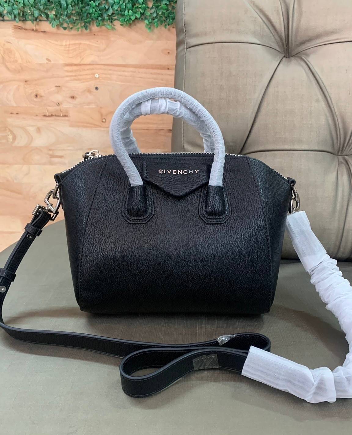 Givenchy Antigona Mini leather shoulder bag กระเป๋าสุดคลาสสิก ใบเดียวก็เอาอยู่ Day to Night Bag เข้าได้กับลุค Smart Casual ด้วยทรงกระเป๋าที่ฐานกว้างใส่ของใช้ที่จำเป็นได้ทุกอย่าง วัสดุหนังแกะสังเคราะห์ (หนังนิ่ม) ขึ้นรูปเงา สวย ตั้งอยู่ทรง มาพร้อมสายสะพายต