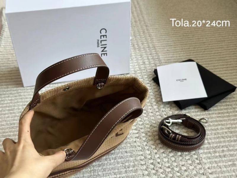 CELINE Small Raffia Tote Bag กระเป๋าทรงโท้ทไซส์กำลังสวย ผลิตจากผ้าแคนวาสทอชนิดพิเศษ สีน้ำตาลคลุมโทน สีสวยดูผู้ดี ใครที่กำลังมองหาโท้ทจุของได้เยอะ แต่ยังคงความคลาสสิก แนะนำใบนี้เลยค่ะ