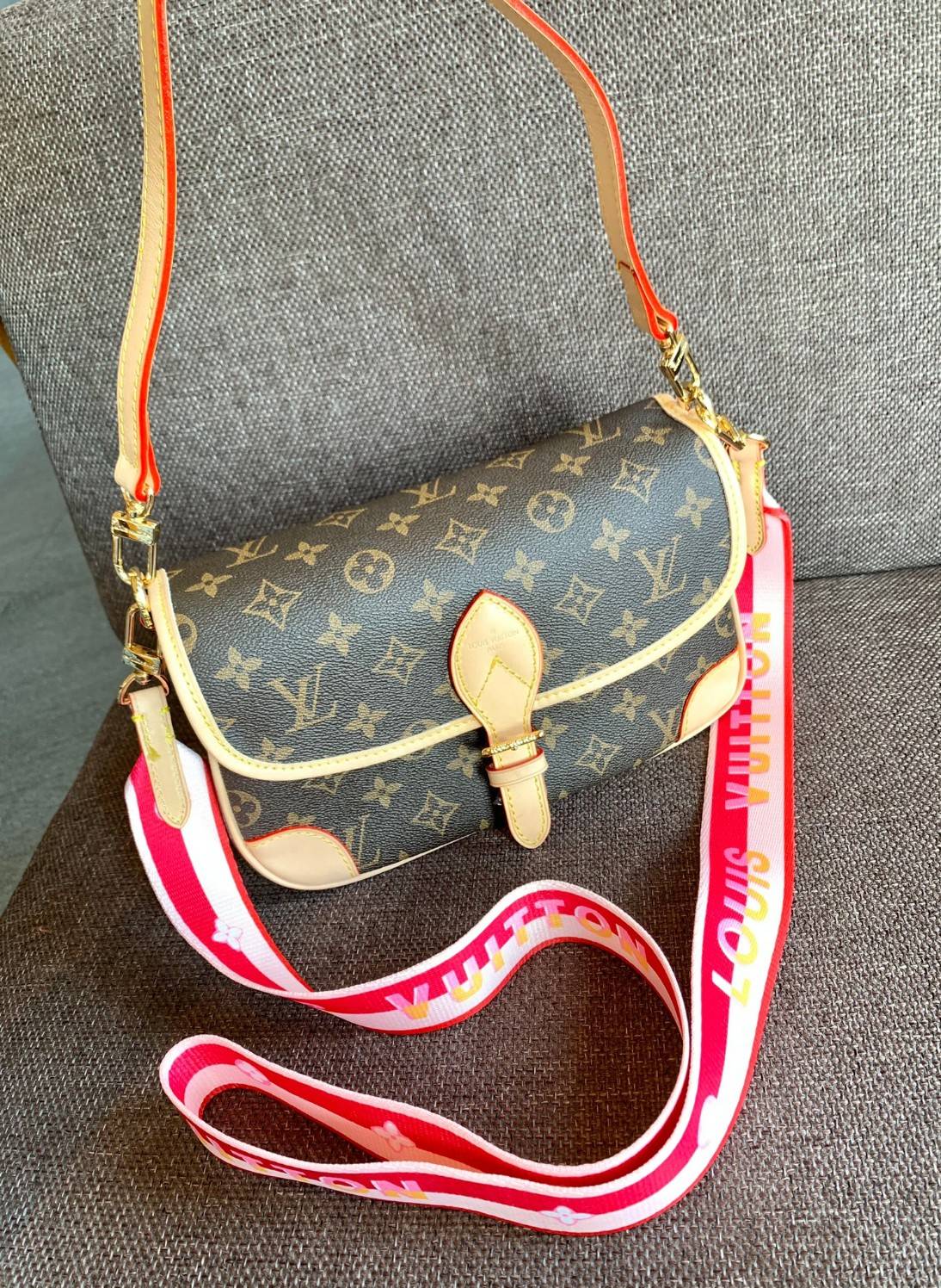 LOUIS VUITTON DIANE MONOGRAM พร้อมส่ง สุดคุ้ม! กับกระเป๋าLV พรีเมี่ยมกิฟ ตปท. หนังแท้ นิ่ม ทรงสวยมากๆค่ะ ((พื้นผิวหนังเป็นการขัดตามธรรมชาติจะมีรอยดำๆตรงขอบหนังนะคะ)) รุ่นนี้มาในลุคสวย หรู ดูชิล เพราะไม่ว่าลุคไหนๆก็เอาจริงๆจ้า! เปิดปิดกระเป๋าแบบกระดุมแม่เห