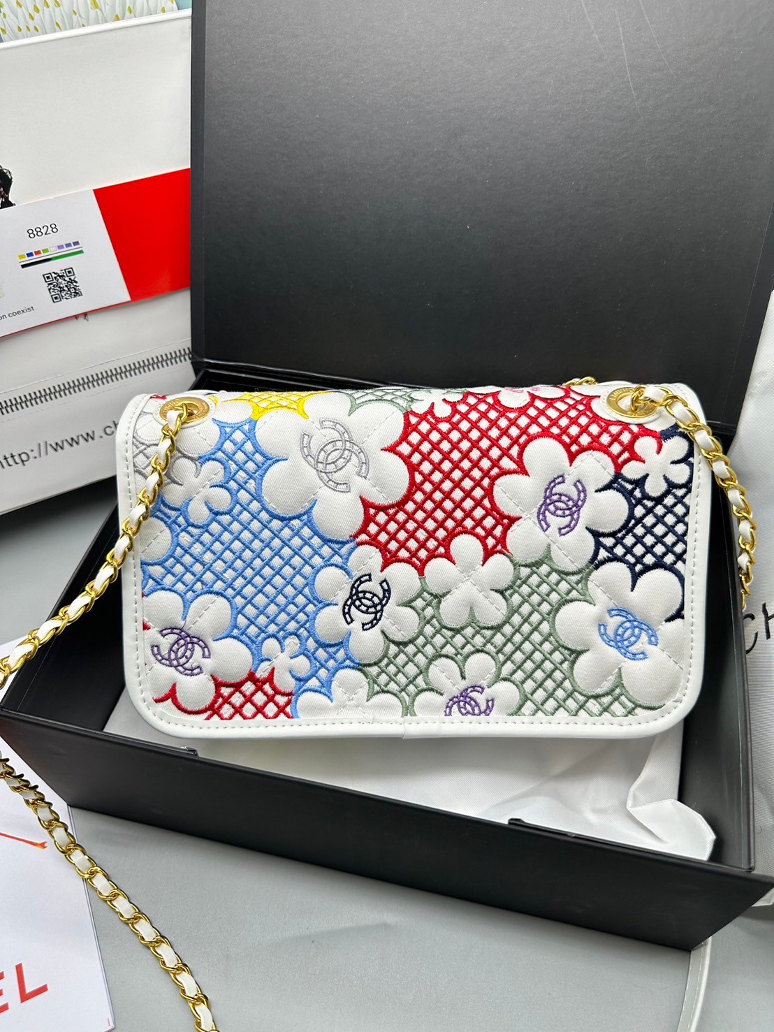 CHANEL Flap Bag Lace Patchwork & Gold-Tone Metal, White & Multicolour / CHANEL Multi Flower Flap Bag กระเป๋าสะพายลายดอกไม้ ต้อนรับซัมเมอร์ 2024 สวยงามคัลเลอฟูล แฝงความหรูในตัวตามเอกลักษณ์แบรนด์
