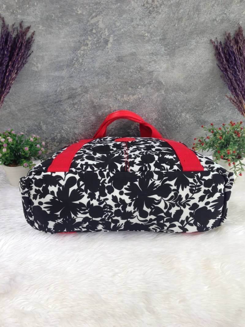 Kipling รุ่น Cicele กระเป๋าสะพายไหล่ใบใหญ่ สวยน่ารัก ตัวกระเป๋าด้านในเป็นช่องโล่งแบบปิดเปิดด้วยซิป มีช่องซิปด้านใน ด้านข้างกระเป๋า มี 2 ช่อง ปิดเปิด ด้วยเทป พร้อมที่ใส่โทรศัพท์ ปากกา และ MP 3 ในส่วนด้านใน และ ด้านข้างกระเป๋า ซ้าย-ขวา เป็นช่องขนาดเล็กสำหรั