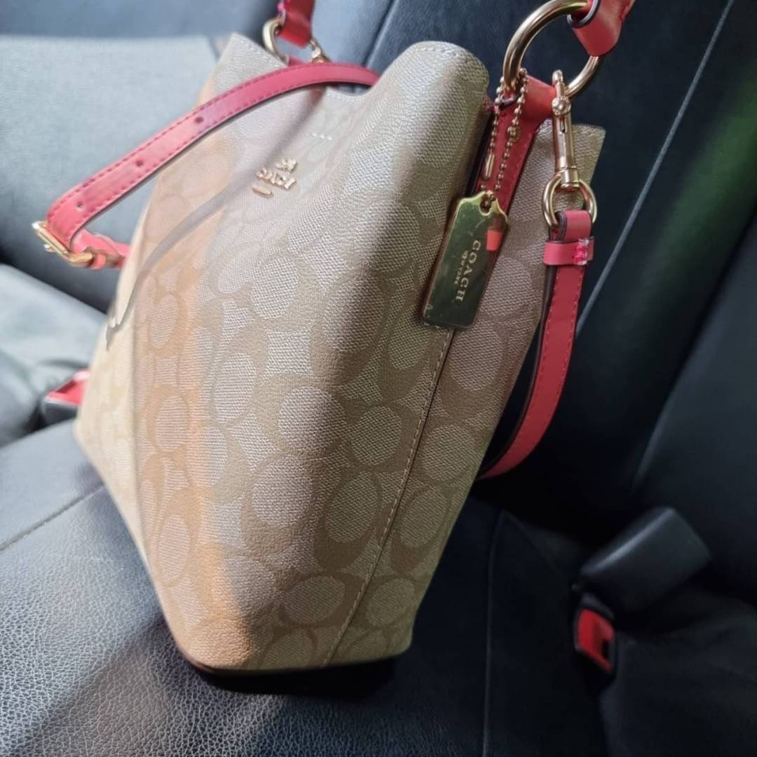 COACH 2312 SMALL TOWN BUCKET BAG IN SIGNATURE CANVAS รุ่นยอดนิยมใบเล็กมาครบสีแล้วจ้า กระเป๋าทรงบัคเก็ต สีผู้ดี๊ผู้ดี ตัวกระเป๋าดีไซน์คลาสสิคลายซี ดูโดดเด่น วัสดุหนังแคนวาสเคลือบลาย สวยคมทุกมุมจริงๆ!! เปิด-ปิดด้วยกระดุมแม่เหล็กทั้ง 2 ฝั่ง ภายในเป็นช่องโล่ง