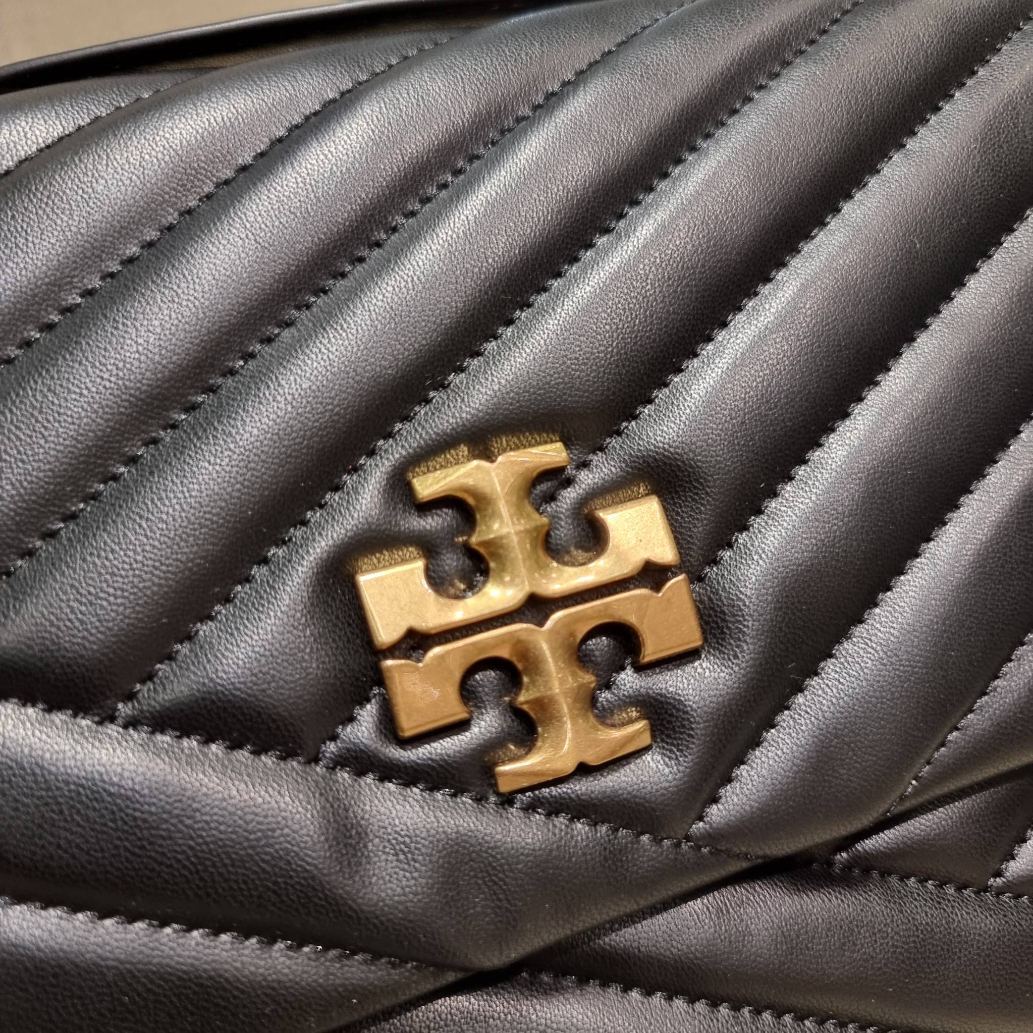TORY BURCH KIRA CHEVRON CONVERTIBLE SHOULDER BAG กระเป๋าสะพายรุ่นยอดฮิต ไซส์ใหญ่จัดเต็มให้เน้นๆ ใช้ยังไงก็ดูหรู ดีไซน์เฉพาะตัว วัสดุหนังแกะ สัมผัสนิ่ม เปิด-ปิดด้วยกระดุมแม่เหล็ก ภายในเป็นช่องโล่ง แบ่งสัดส่วนไว้ดีมากๆ ใส่กระเป๋าสตางค์ มือถือ เครื่องสำอางค์
