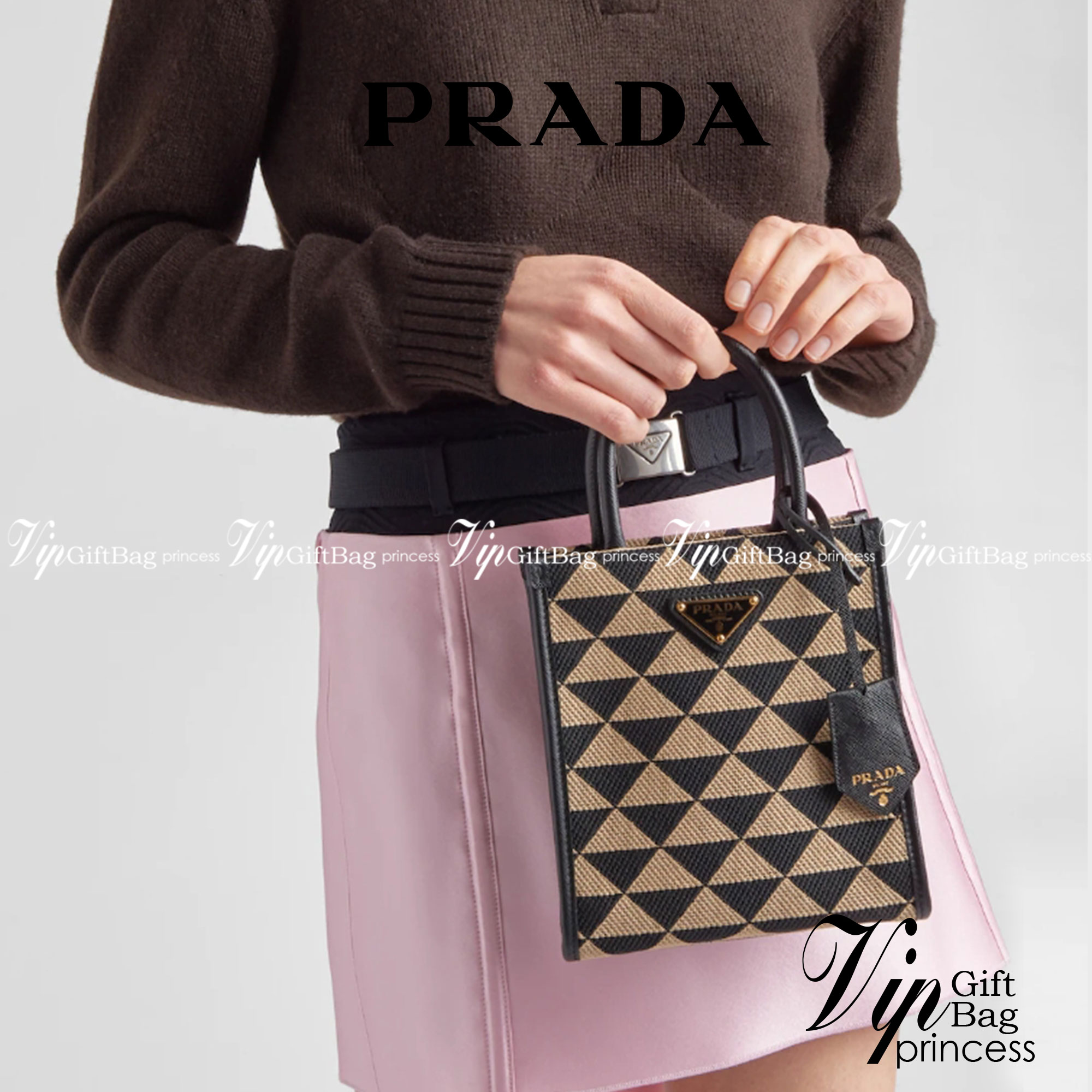 PRADA Symbole jacquard fabric micro bag / Prada triangle ไซส์มินิ แบบใหม่ล่าสุดจากแบรนด์ดัง จัดให้แบบเลิศๆ กับกระเป๋าทรงโท้ท สวยเอกลักษณ์ ภายในโล่งกว้างมาก ใส่ของแบบแน่นๆ จุๆไปได้เลย หมดห่วง!! และยังมีสายครอสบอดี้มาให้ จะสะพายชิคๆคูลๆ จะถือแบบปังๆ ก็เอาอย