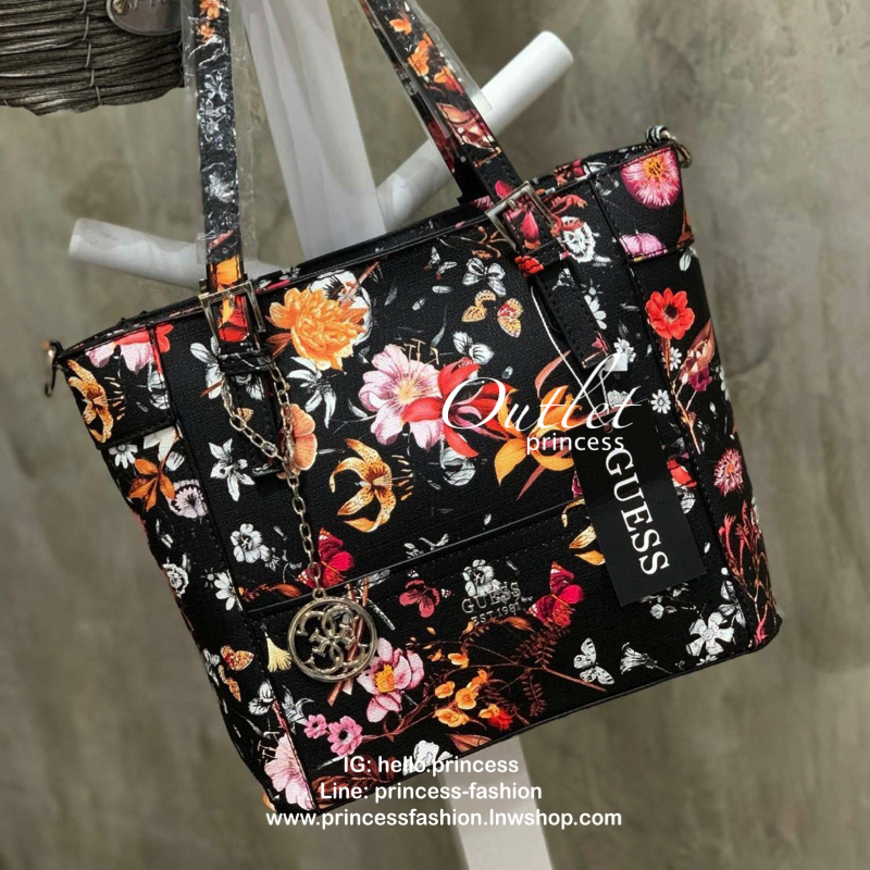 GUESS Women's Medium Floral Tote Bag กระเป๋าถือ คล้องไหล่หรือสะพาย ขนาดกลาง วัสดุหนังpu ลายดอกไม้ชนิดต่างๆรอบใบ เปิดปิดใช้งานด้วยซิปเดียวด้านบน ภายในมีกว้างใส่กระเป๋าสตาวค์ยาว มินิไอแพคได้ หูจับและสายสะพายปรับระดับได้ มาพร้อมกุญแจโลโก้guess สวยน่ารัก