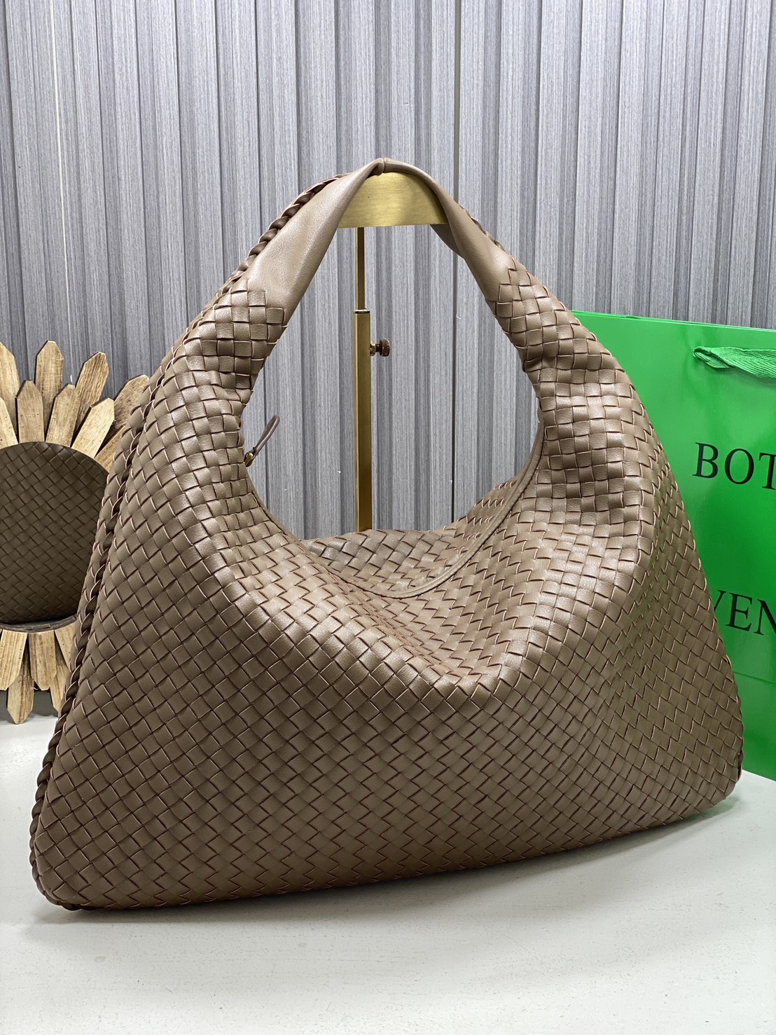 BOTTEGA Large Hop Shoulder Bag 48cm / BOTTEGA Hobo Bag กระเป๋าสะพายไหล่ใบใหญ่ จุของได้เยอะมาก ดีไซส์สานเป็นเอกลักษณ์สวยงาม