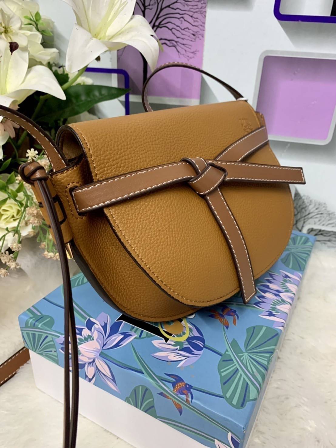 LOEWE Small Leather Gate Crossbody Bag VIP GIFT WITH PURCHASE (GWP) กระเป๋าถือหรือสะพาย Limited จาก LOEWE DUTYFREE COUNTER วัสดุ Canvas & Leather Calfskin หนังแท้ รูปทรงทันสมัย น้ำหนักเบามากค่ะ มาพร้อมสายสะพายยาวสามารถปรับระดับได้ เป็นอีกหนึ่งรุ่นฮิตกันมา