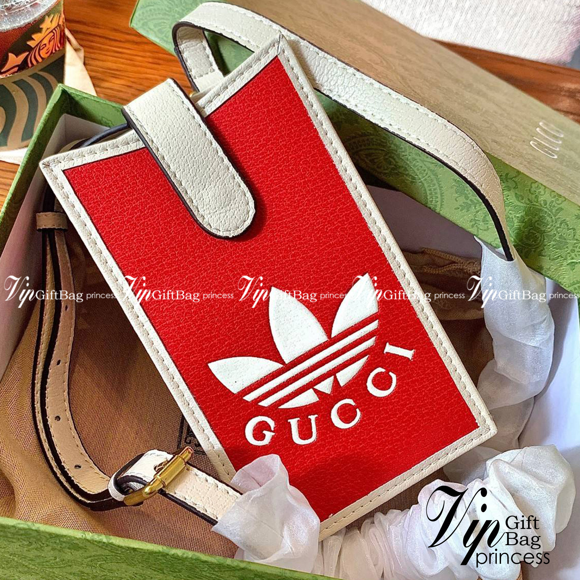 VIP 🥂 LIMITED EDITION Gucci x adidas Phone Case ไม่มีได้ยังไง สวยขนาดนี้ ที่หนุ่มๆสาวๆต้องมีติดตัวค่ะ 💙กระเป๋าใส่มือถือ หนังแท้ 🔺สีน้ำตาลอมเหลือง สัสดุJacquard ทอลายGG ค่ะ ด้านหน้าทั้ง3สี มีโลโก้แบรนด์แบบนูนอันเป็นสัญลักษณ์ของคอลเล