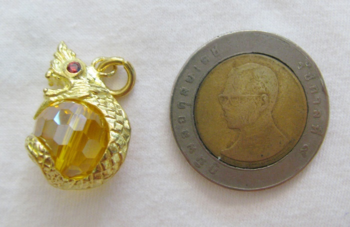 สินค้าหมดค่ะ จี้พญานาคอุ้มลูกแก้วสีเหลือง(พฤศจิกายน)พร้อมใบคาถาค่ะ