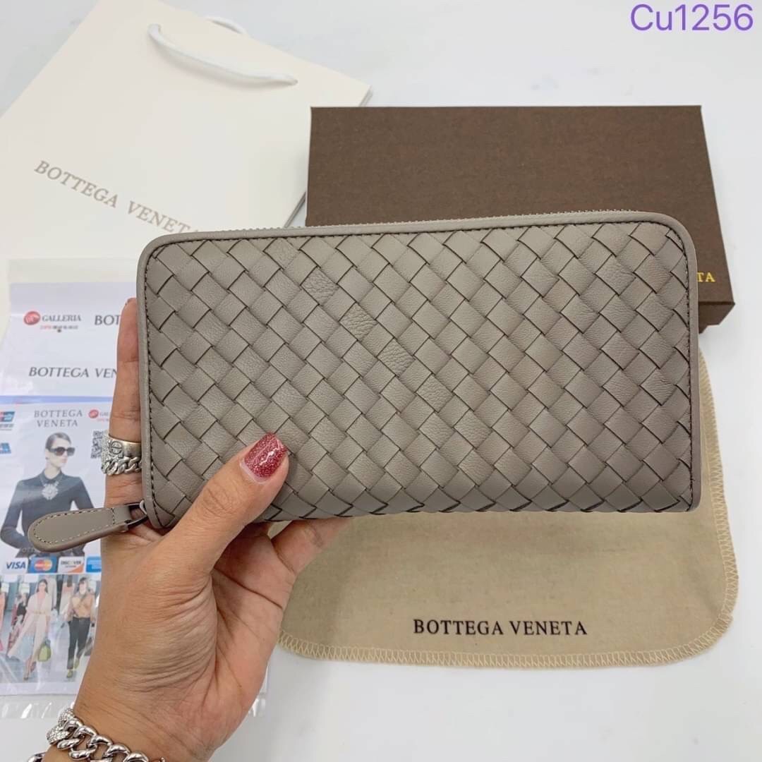 BOTTEGA VENETA ZIP AROUND WALLET / BOTTEGA LONG WALLET กระเป๋าสตางค์ยาวซิปรอบ เอกลักษณ์หนังสานคลาสสิก สร้างสรรค์ให้ไอเท็มนี้ดูหรู ดูแพง ใบจริงสวยมาก ใช้ได้ทั้งชายหญิง มาจำนวนจำกัด รีบตำกันน้า ไม่อยากให้พลาดเลยจ้า