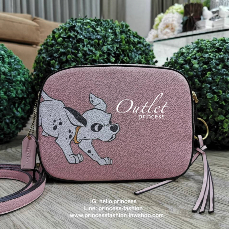 DISNEY X COACH Crossbody Bag 2019 New collection & Limited collection กระเป๋าสะพายขนาดกำลังน่ารัก วางอยู่ทรง วัสดุหนัง ลายตัวการ์ตูน Disney 3 charactors เปิดปิดด้วยซิป ภายในโล่ง ใส่ wallet ยาว มือถือได้ทุกรุ่นมีช่องเล็ก และช่องซิป พร้อมสายสะพายยาว ถอด ปรั