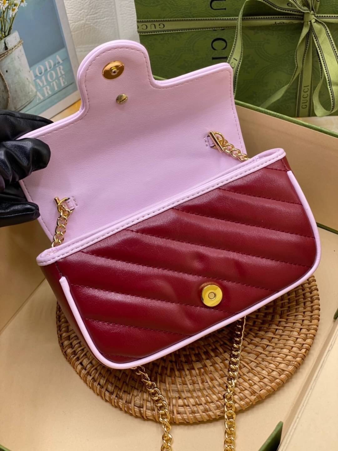 หนังแท้ VIP GIFT 】GUCCI GG Marmont super bag [mini & small] กระเป๋าสะพายข้าง โทนสีสดใสเล่นสีทูโทนตัดกันอย่างลงตัว เฟี๊ยดมากค่ะ ไซส์กะทัดรัด พกพาง่าย น้ำหนักเบา ดีไซน์สวย ภายในโล่งกว้าง มาพร้อมสายสะพายโซ่อะไหล่ทองในตัว ปรับใช้ได้ทั้งแบบสะพายเดี่ยว และสะพาย