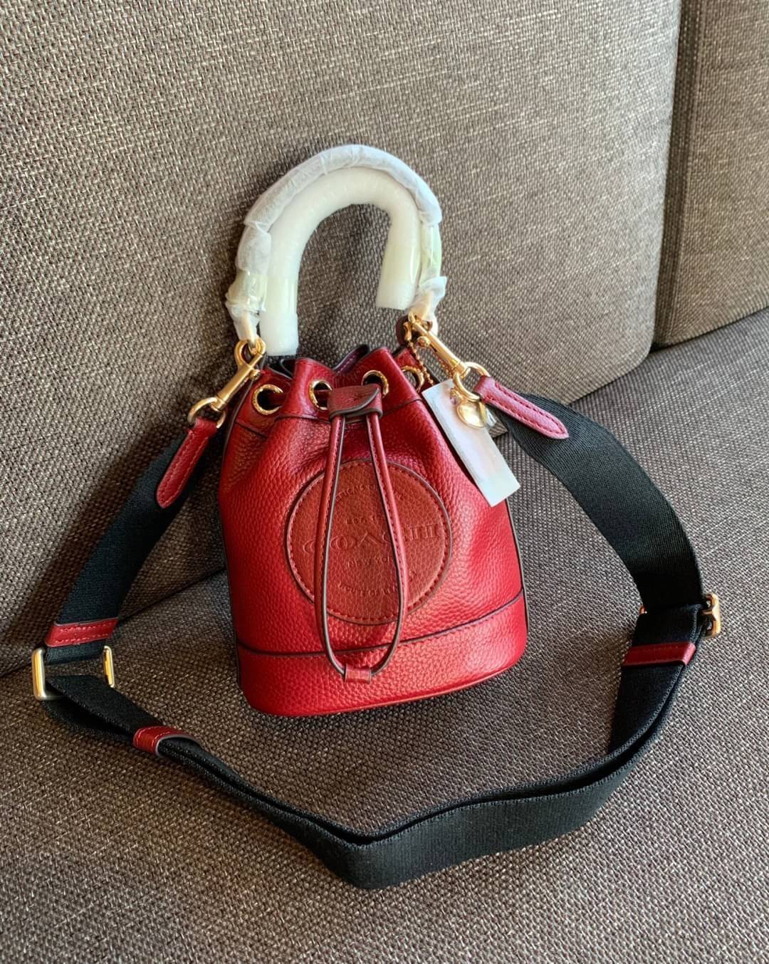 OUTLET 】COACH Dempsey Bucket Bag 15 With Coach Patch And Heart Charm ((C5121//C5112//C5114)) น้องน่ารักมากๆ นาทีนี้ต้องมีแล้วล่ะคะ! พร้อมส่งที่ไทยครบสีค่ะ! กระเป๋าหิ้ว//สะพายครอสบอดี้ร์ได้ หนังแท้สวยงามมากๆค่ะ ❤️มาพร้อมพวงรูปหัวใจแบรนด์+ป้ายหนังห้อ