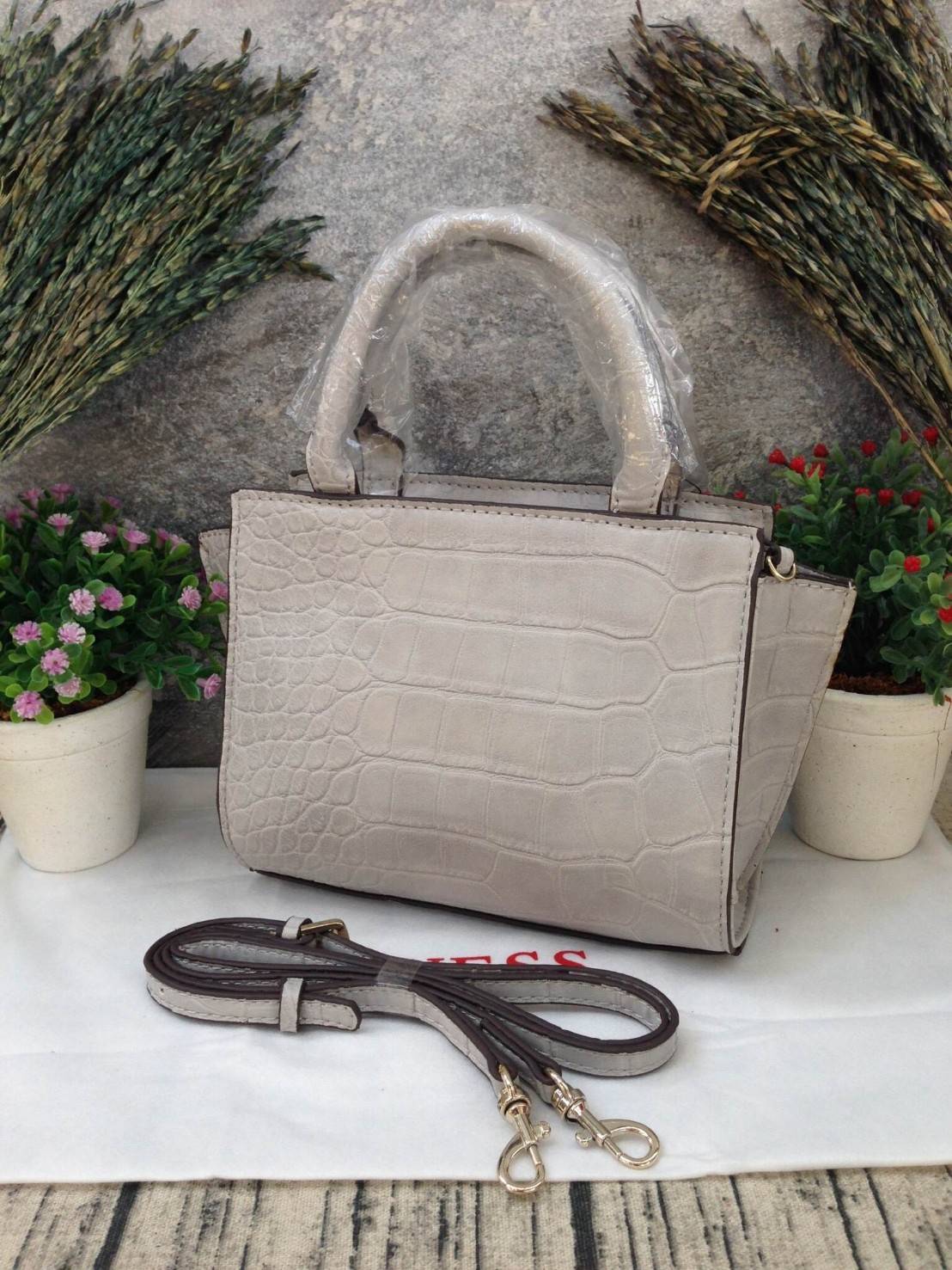 GUESS Cate Mini Series Crocodile New Collection!! กระเป๋าถือหรือสะพายลายหนังจระเข้สวยอยู่ทรง ดีไซน์หรูหรา เปิดปิดด้วยซิปคุณภาพดี ภายในโล่งจุพอประมาณ มีช่องซิปเล็กเปิดปิดง่าย ผ้าบุลายแบรนด์สวย สายสะพายปรับระดับได้ รุ่นนี้สวย หายาก ใช้ได้หลายโอกาสแน่นอน สาว